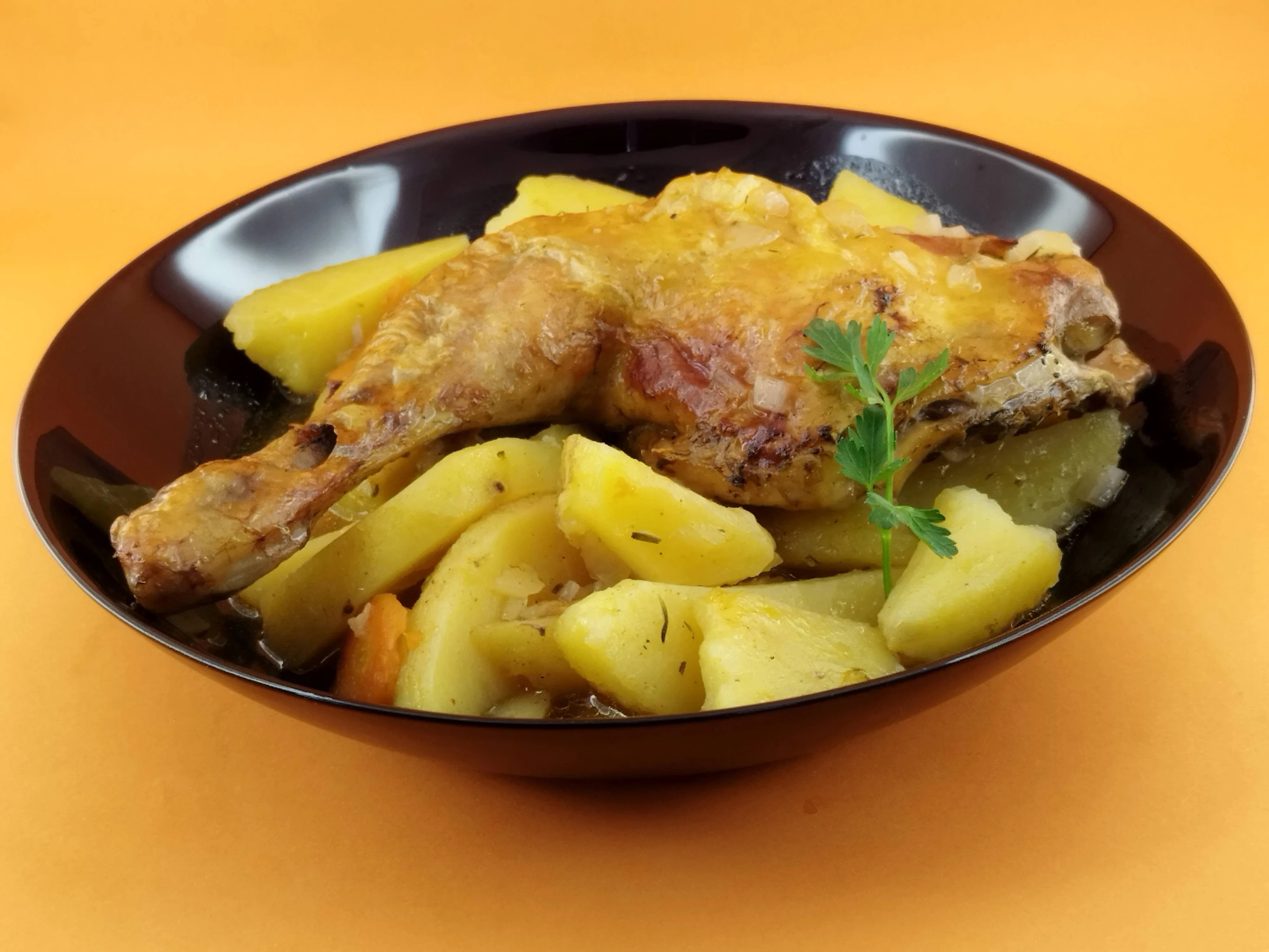 Лесна Рецепта за Вкусно Пиле с Картофи на Фурна