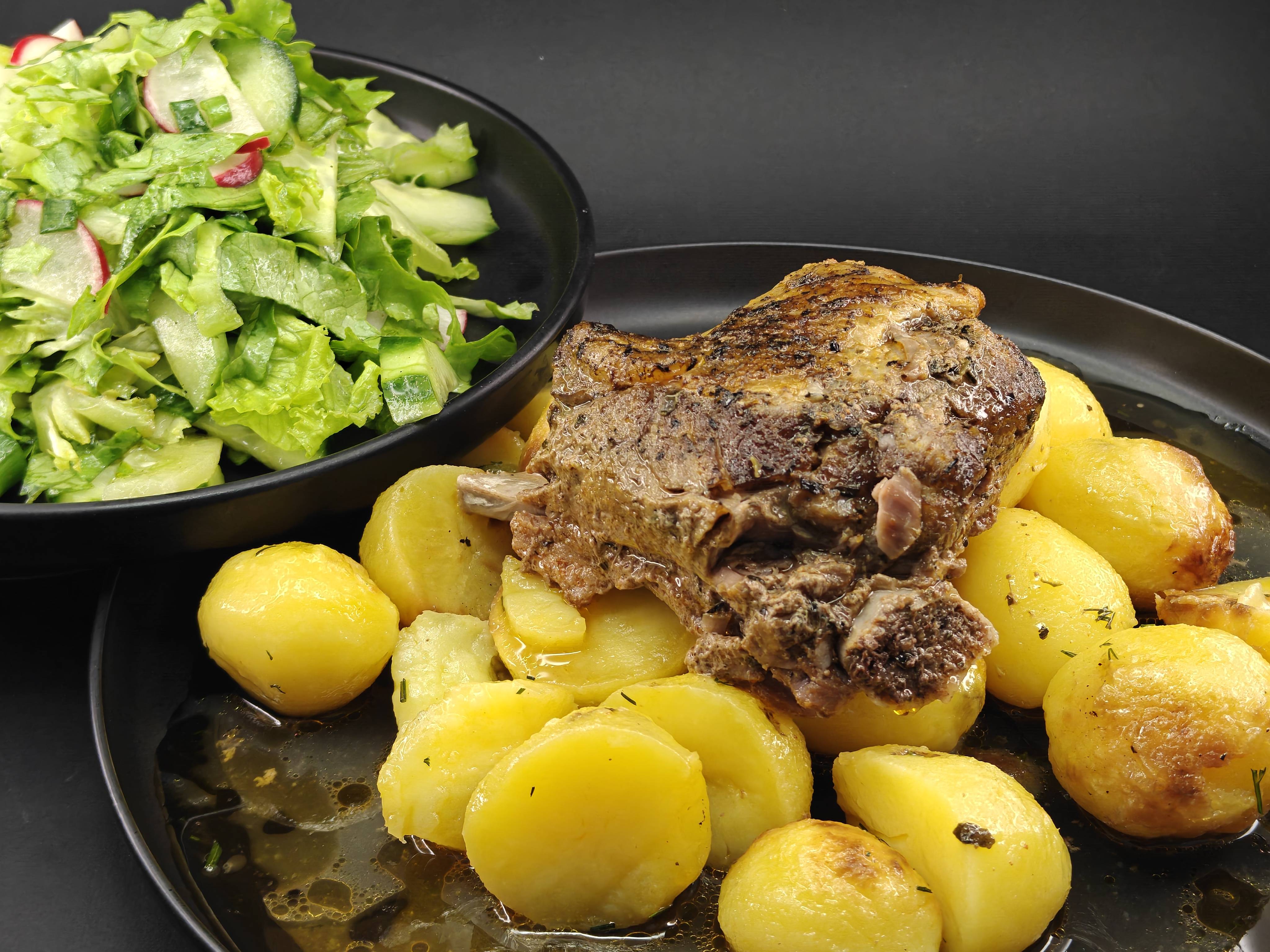 Агнешко печено с пресни картофи и гарнитура зелена салата