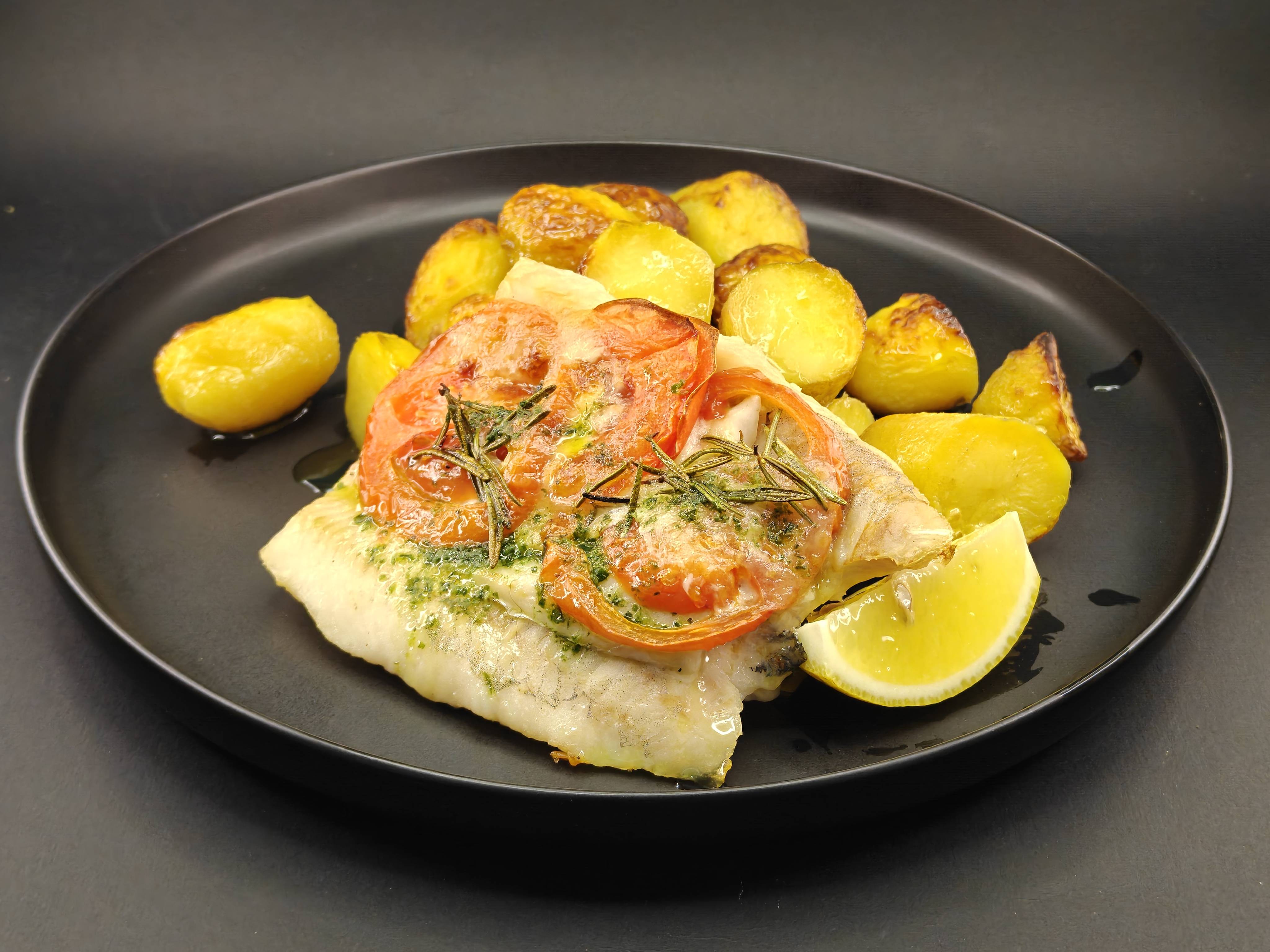 Бяла риба филе с моцарела,домати и гарнитура