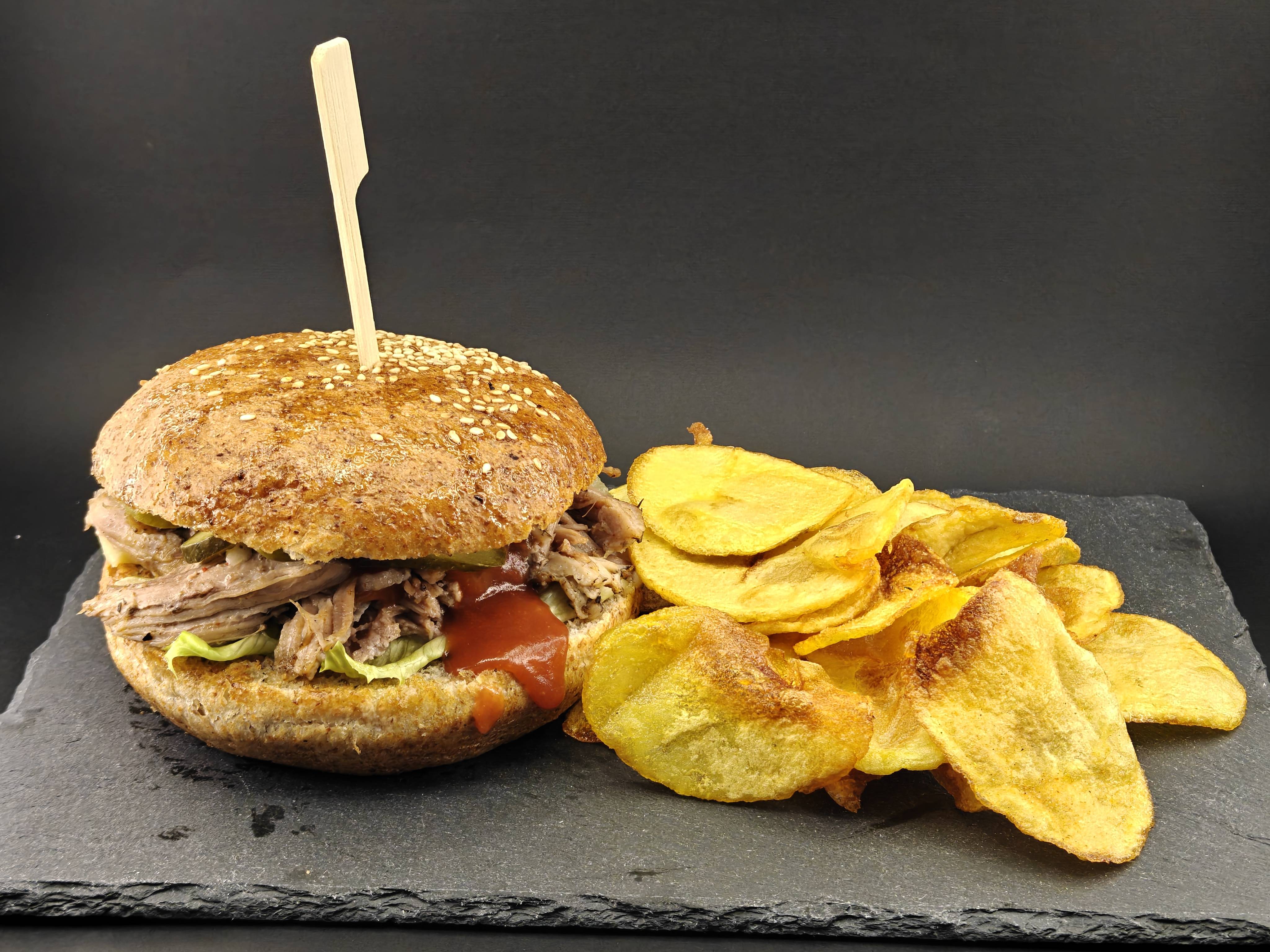 Бургер с дърпано свинско месо ,пълнозърнеста питка и гарнитура пържени картофи