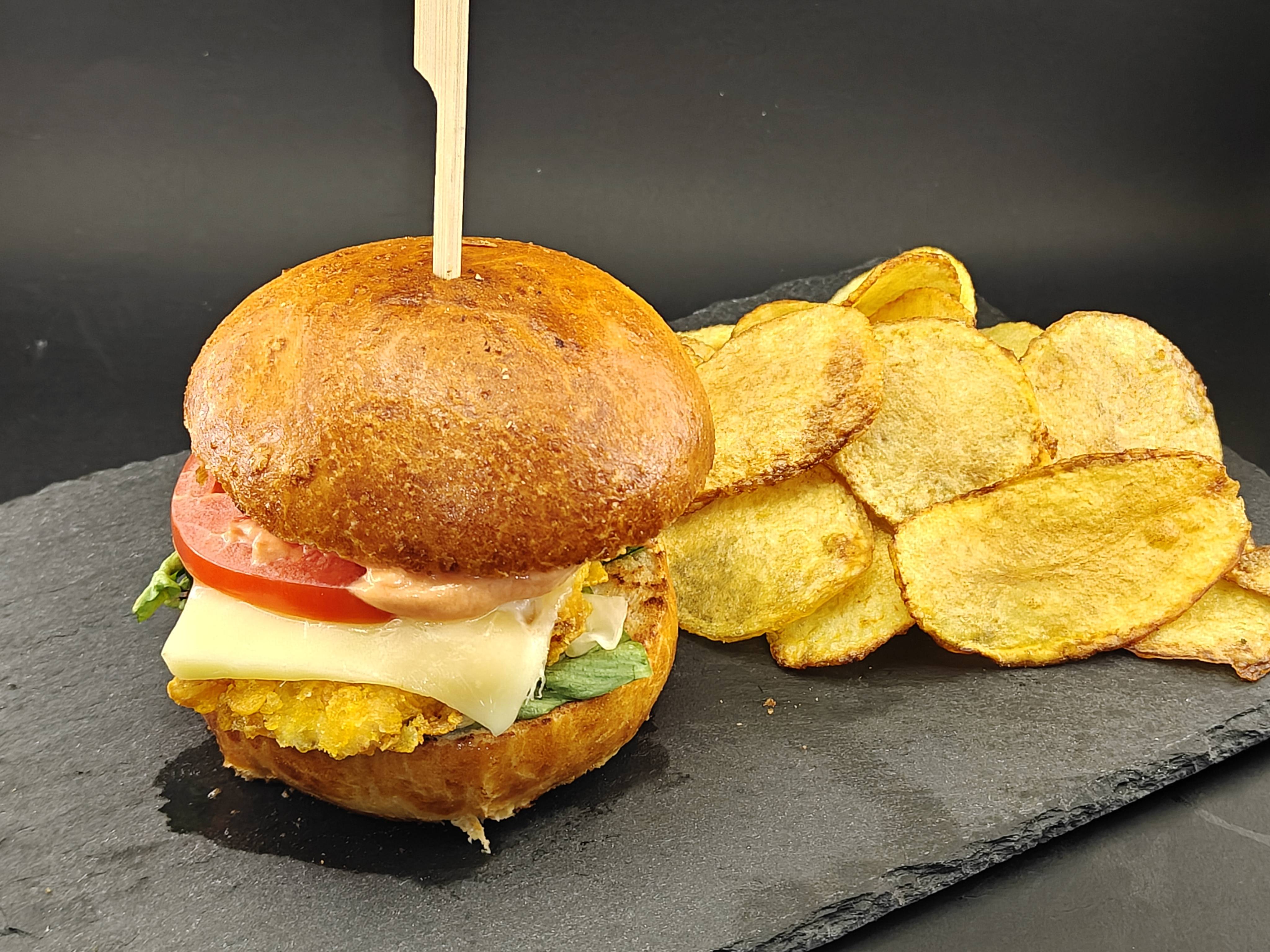 Бургер с пилешко и пържени картофи