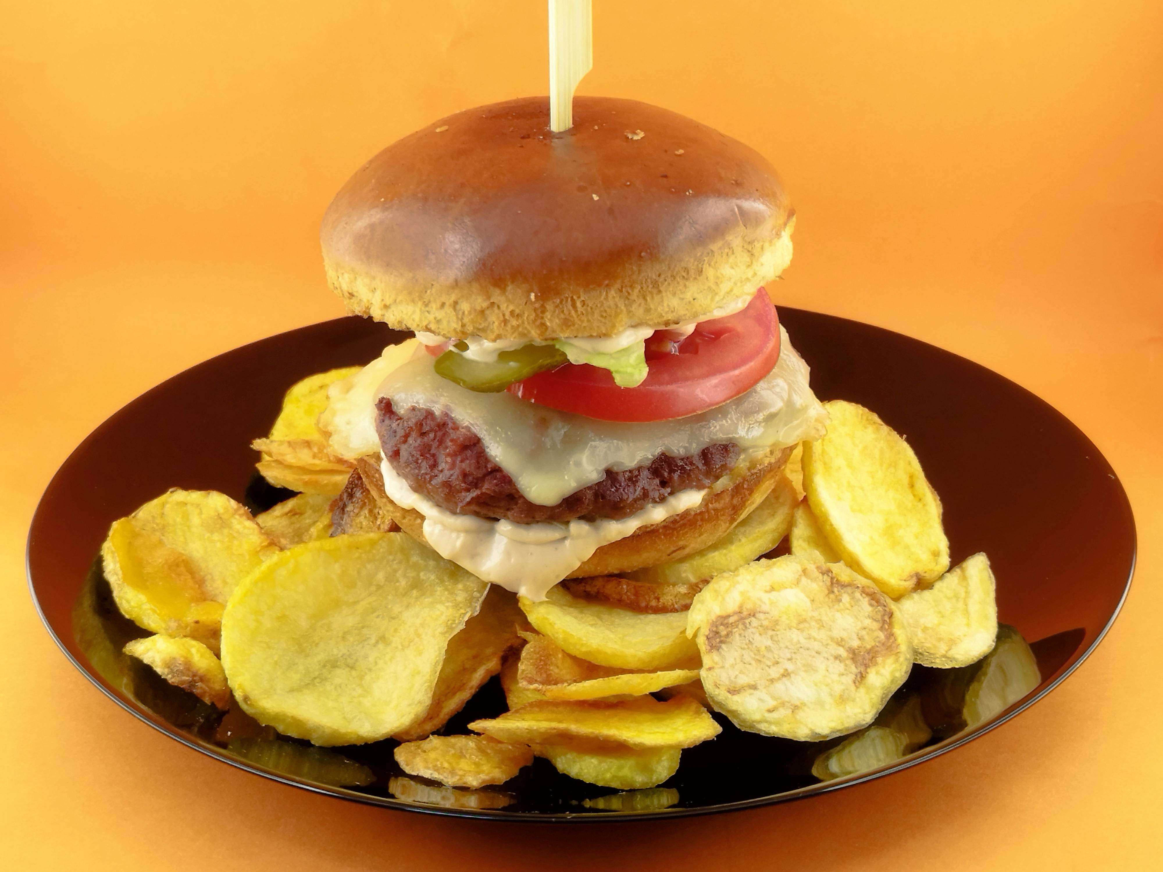 Бургер с Блек Ангъс,запечен чедър и пържени картофи