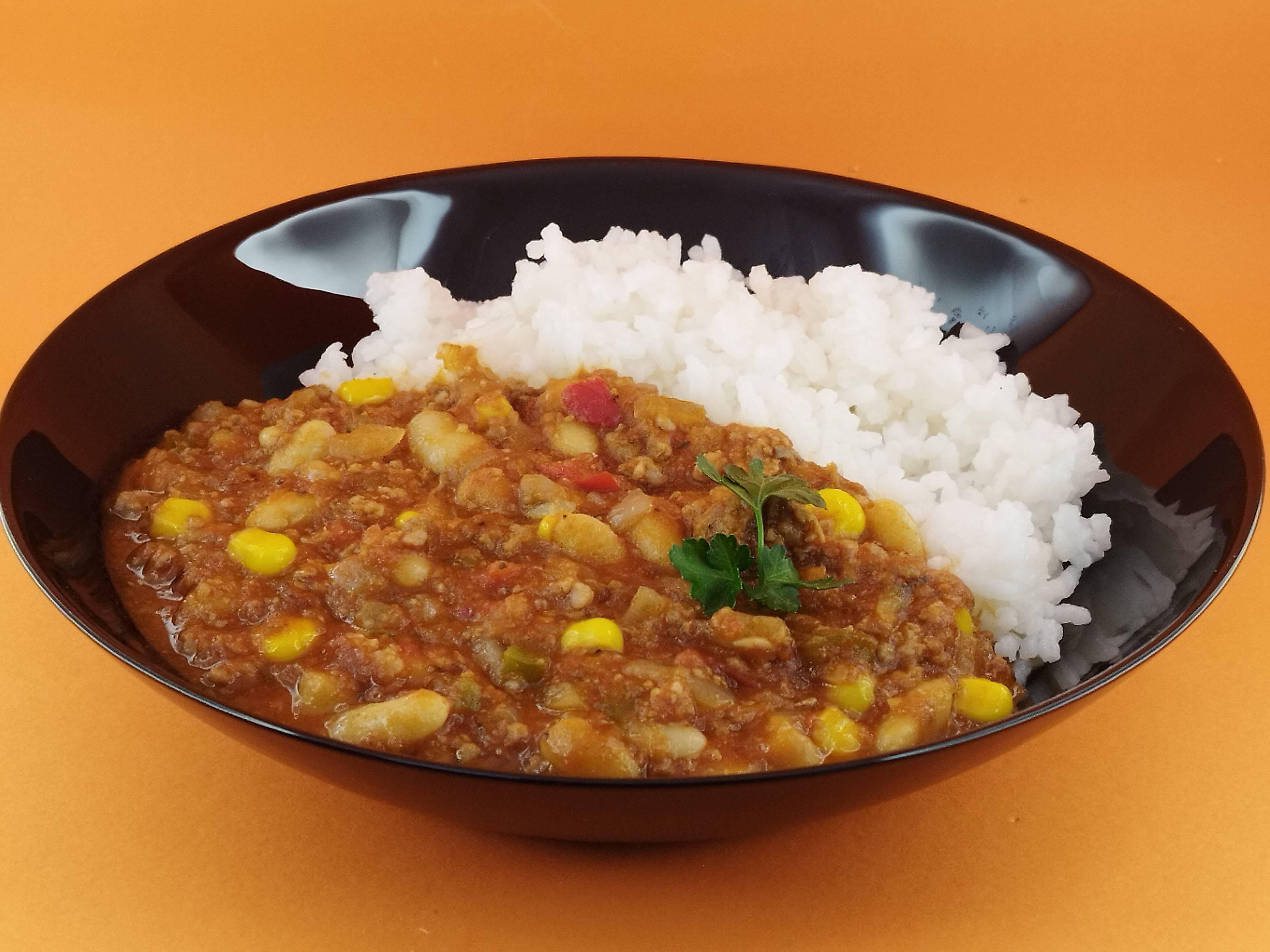 Чили кон карне с телешка кайма и гарнитура ориз