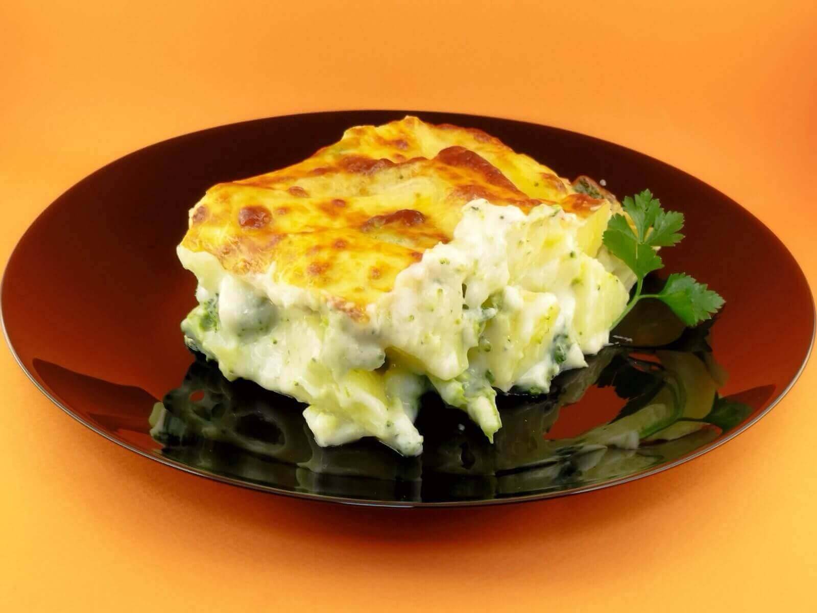 Запеканка с картофи,броколи ,сметана и кашкавал