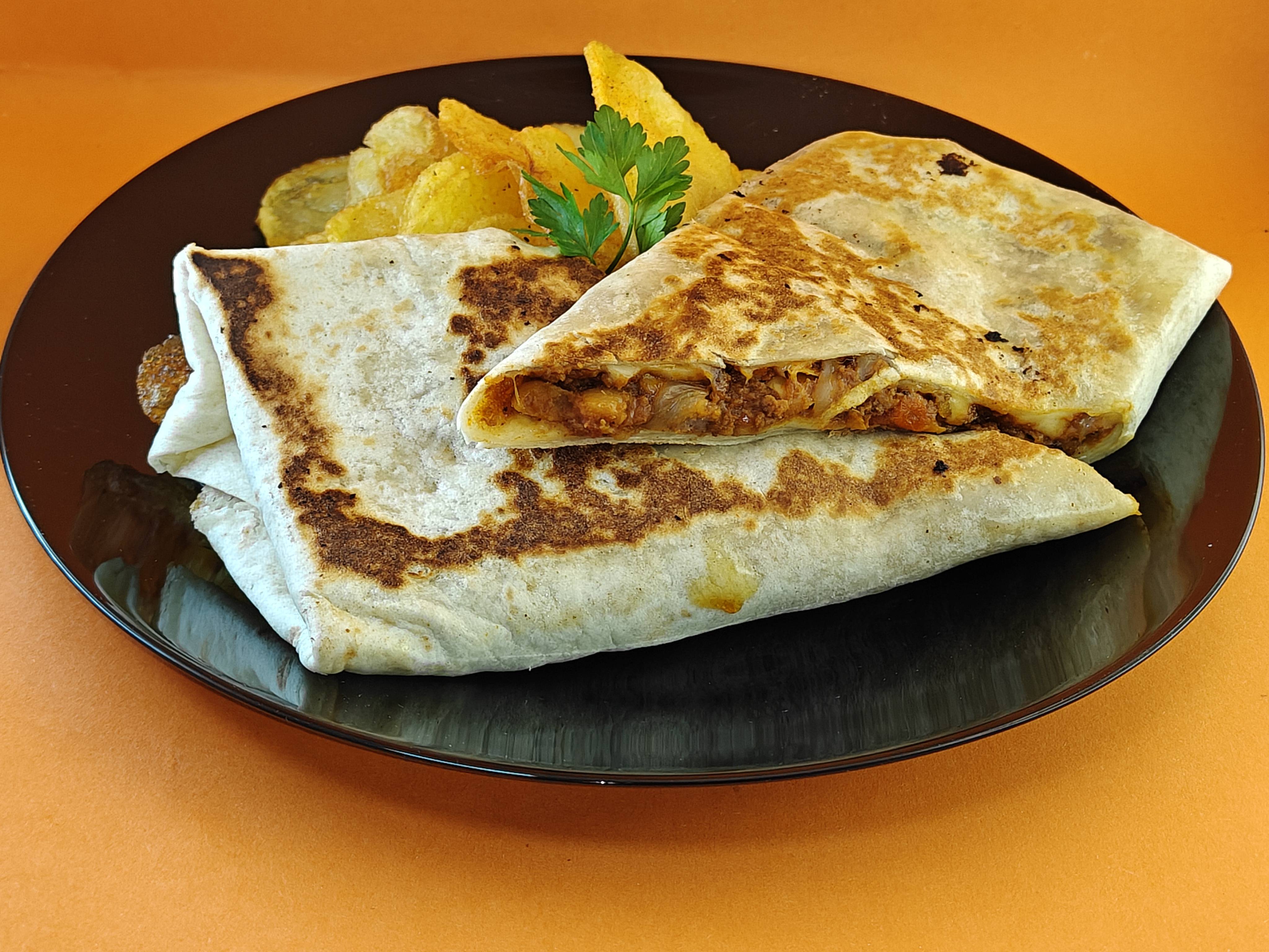 Кесадия с мляно телешко месо и гарнитура пържени картофи