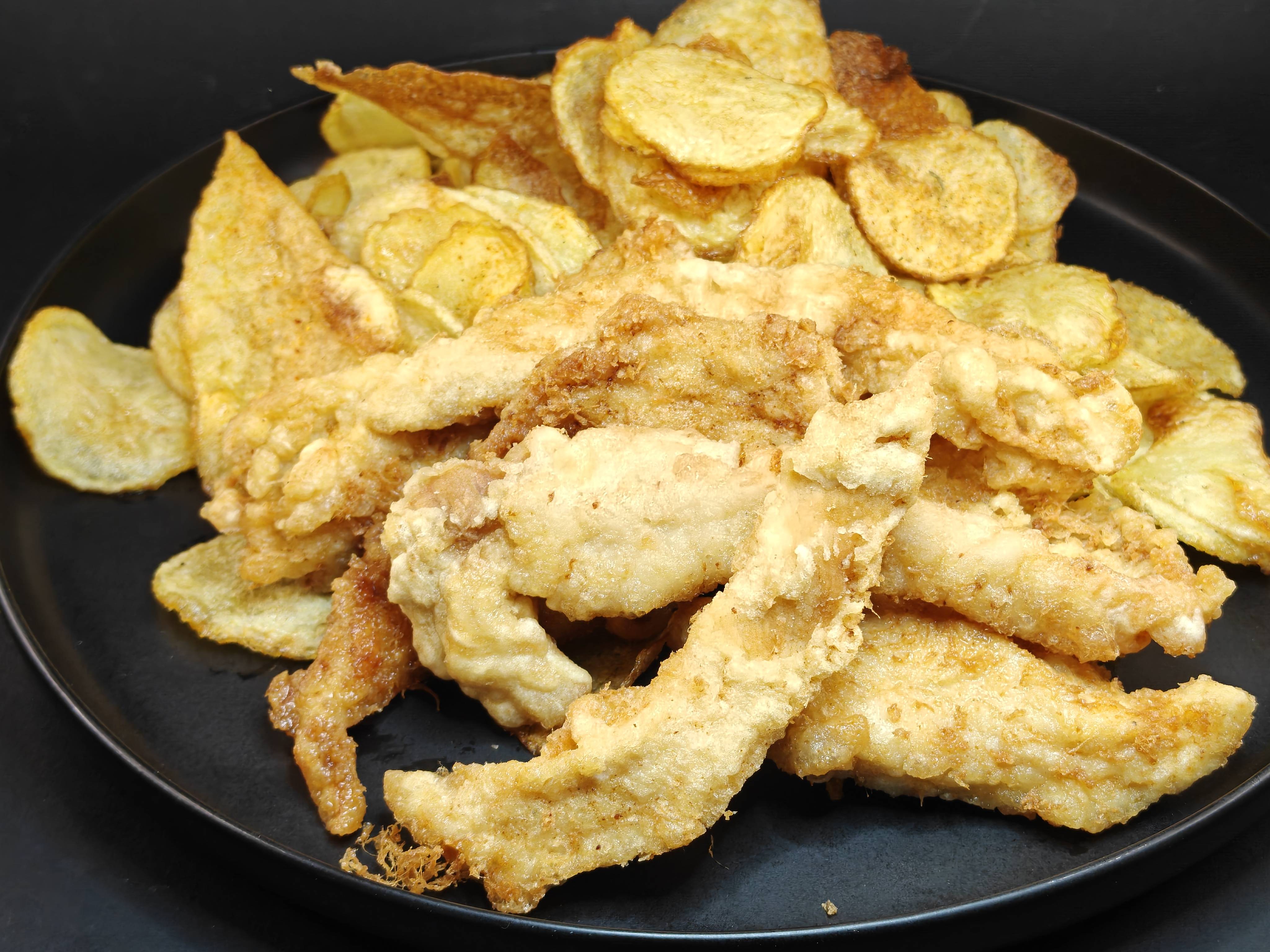 Панирани пилешки филенца и пържени картофки