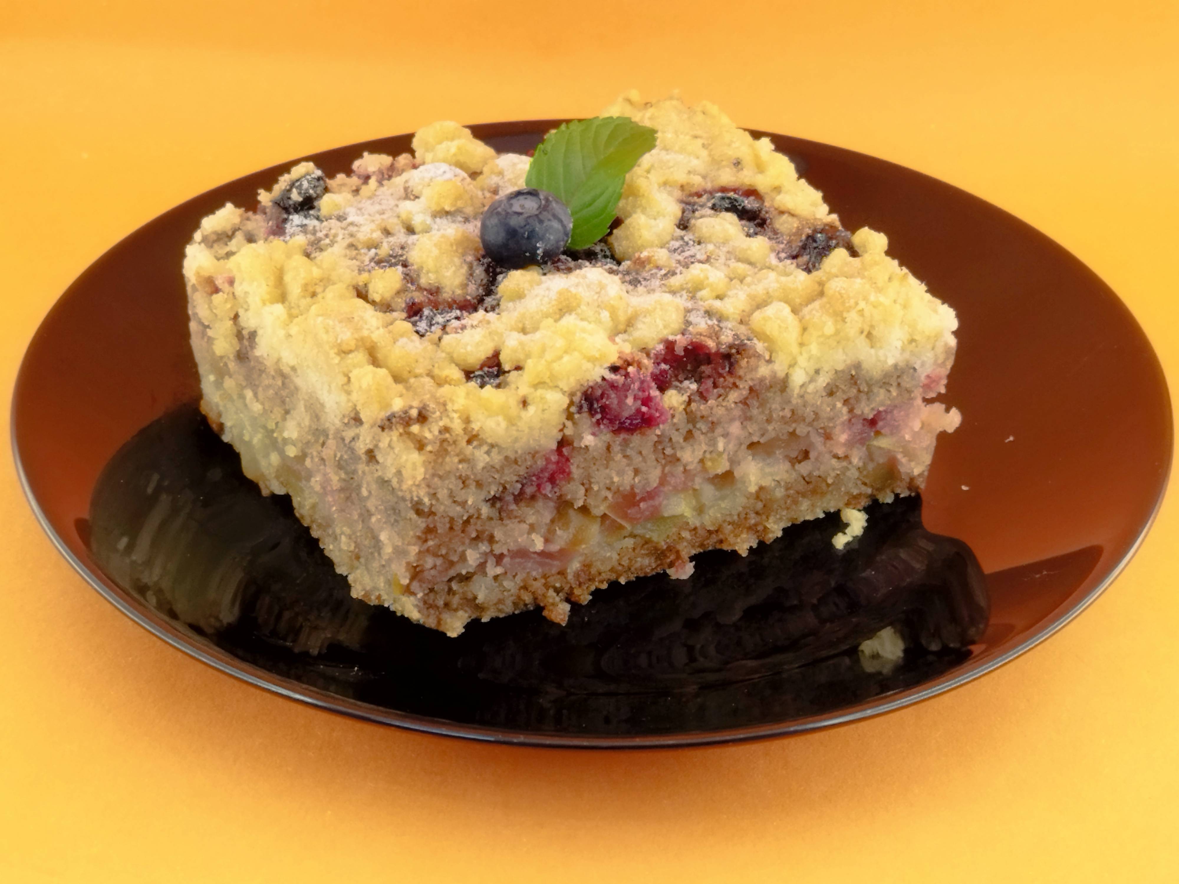 Печен сладкиш с ябълки и вишни 