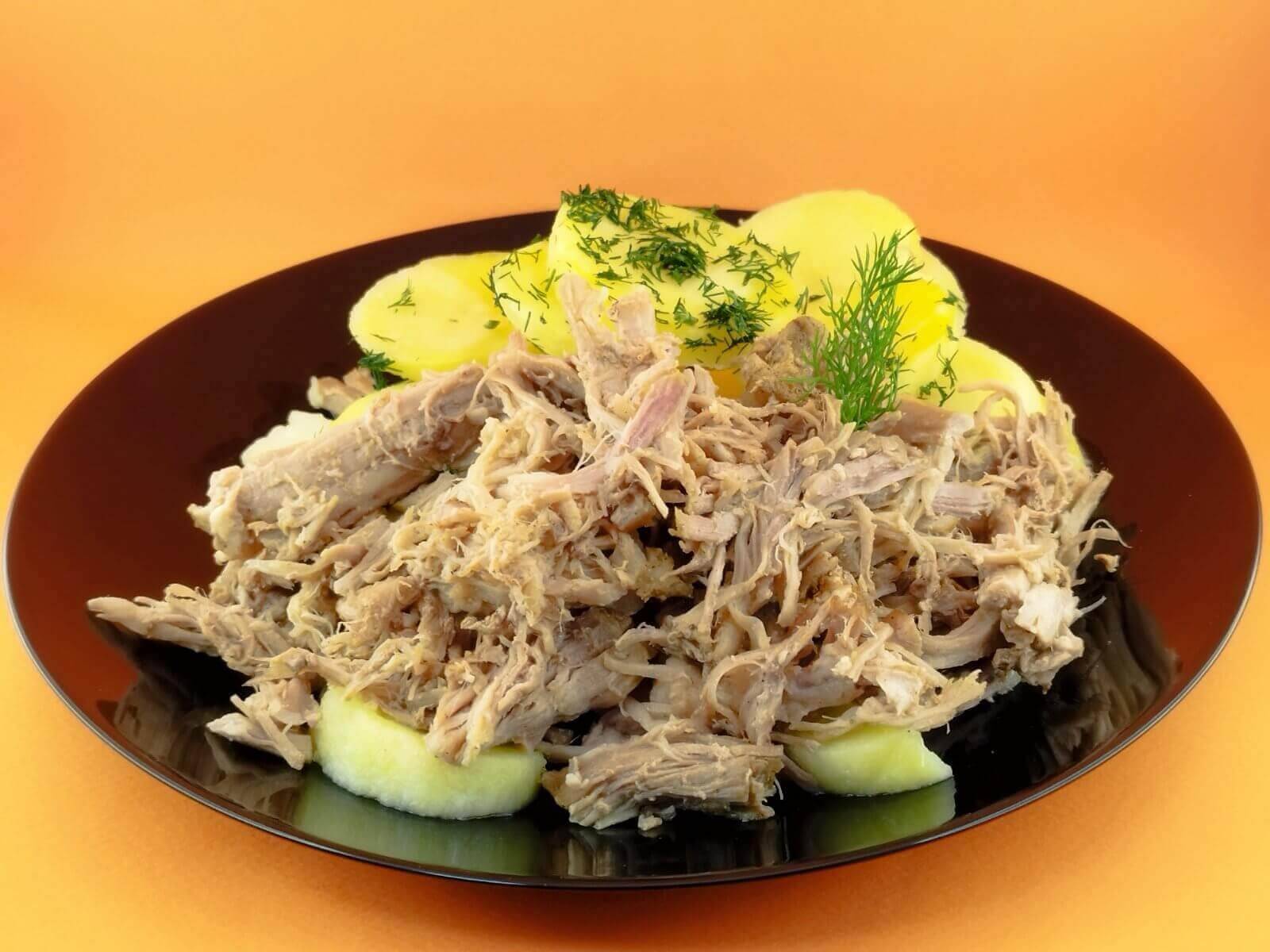 Печено дърпано свинско с картофи с копър