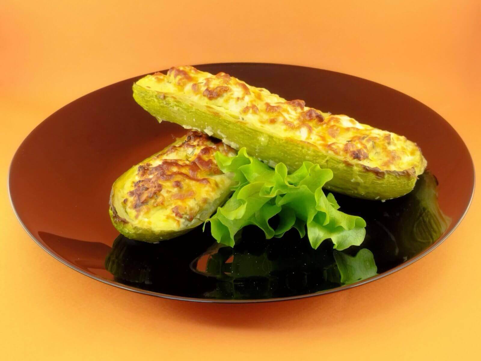 Пълнени тиквички със сирене и яйце