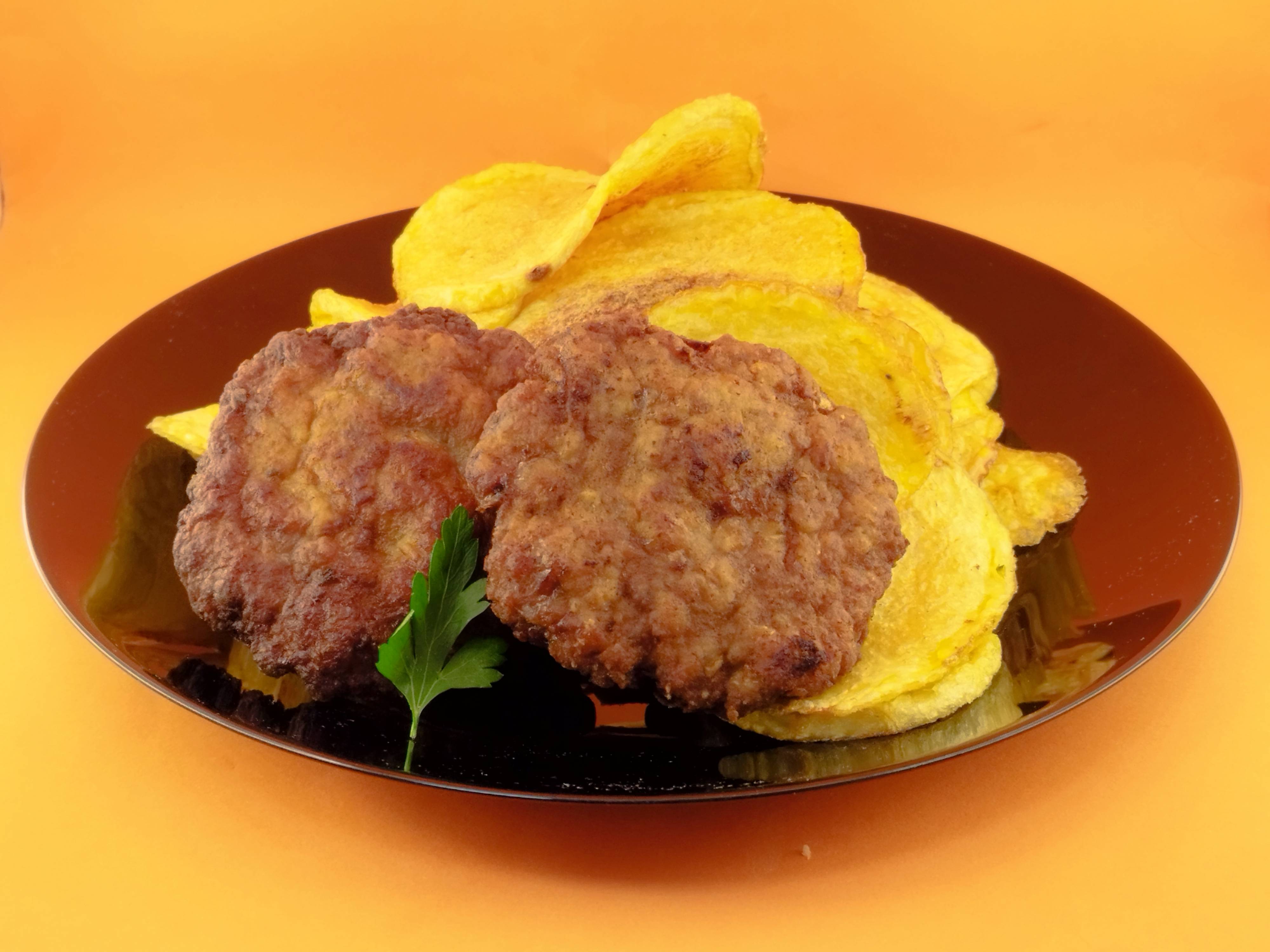 Пържени кюфтета с гарнитура пържени картофи 