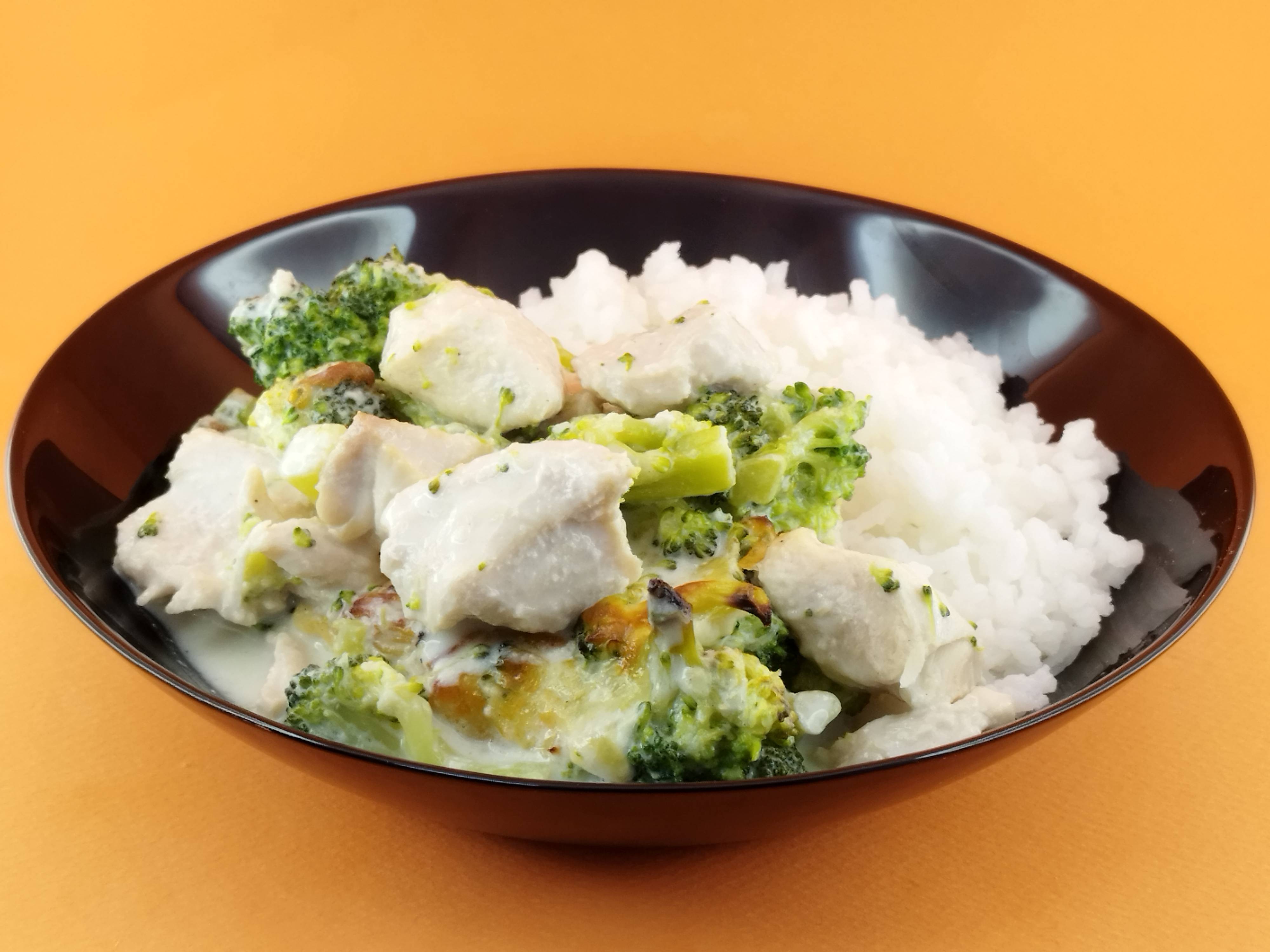 Пиле с броколи и сметана с гарнитура ориз