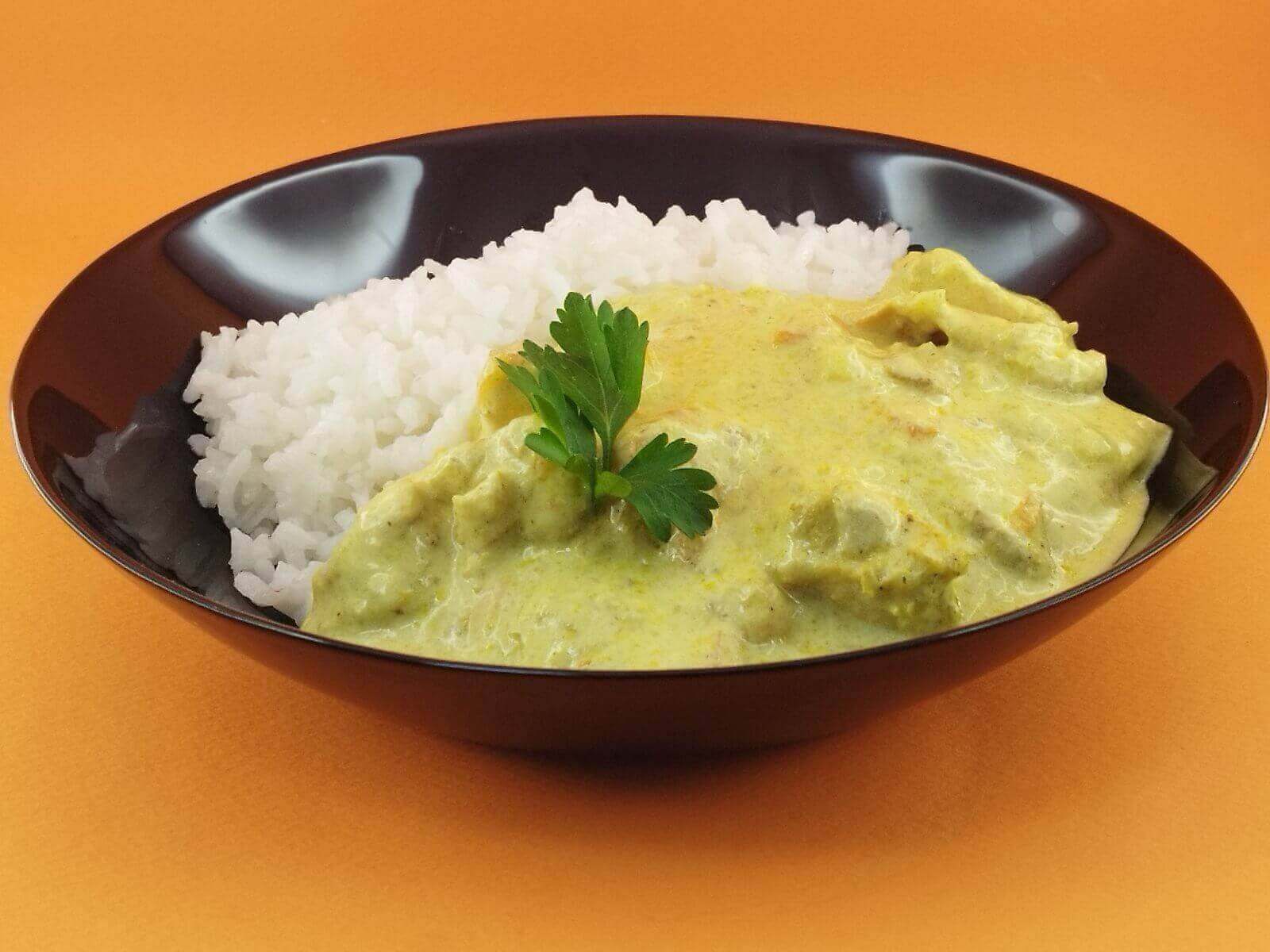 Пилешки филенца с къри сос и гарнитура ориз