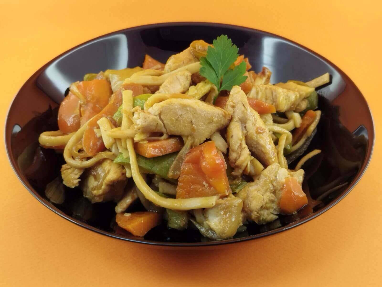 Пилешки филенца със зеленчуци и нудълс на плоча