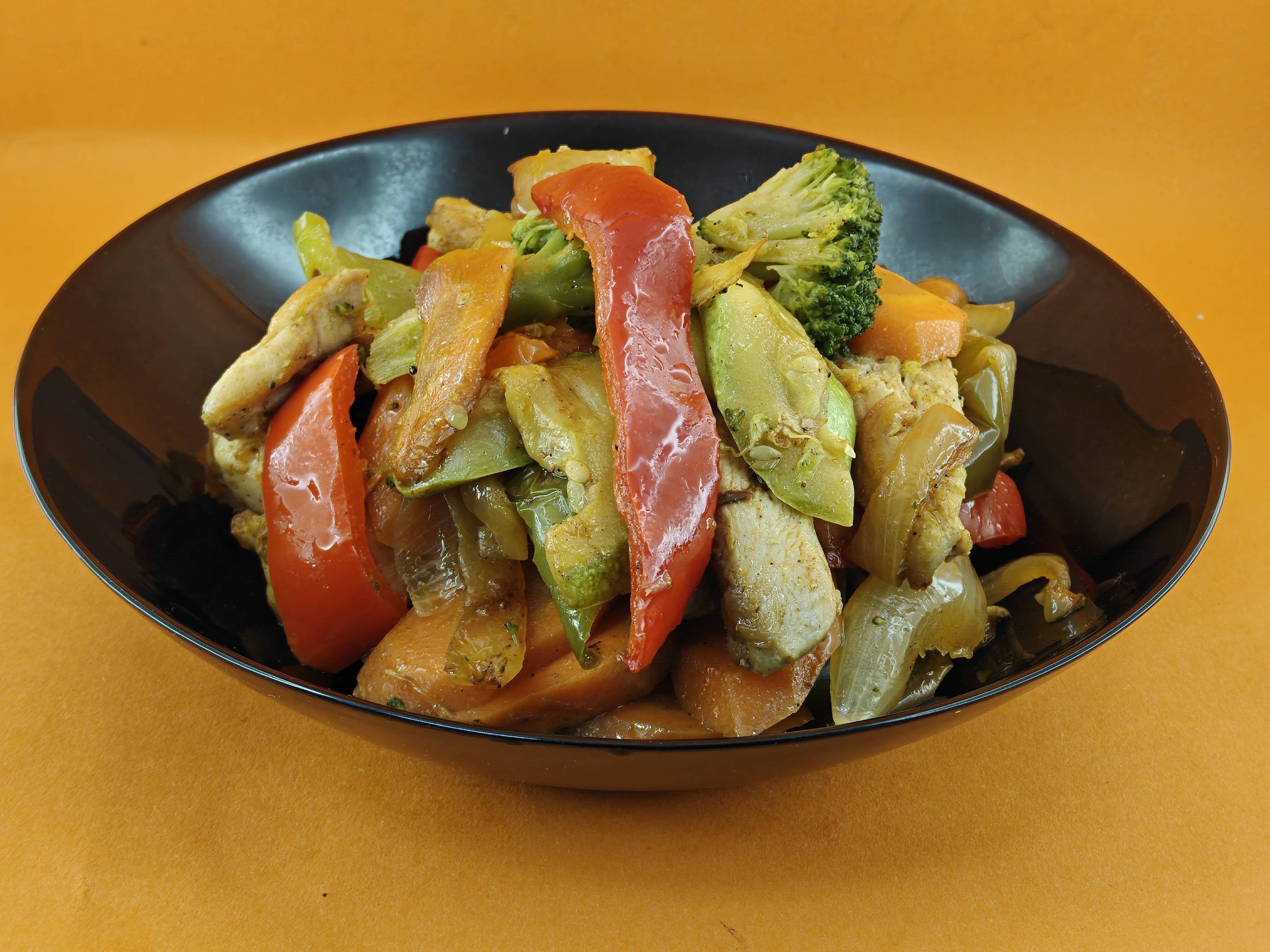 Пиле със зеленчуци на плоча