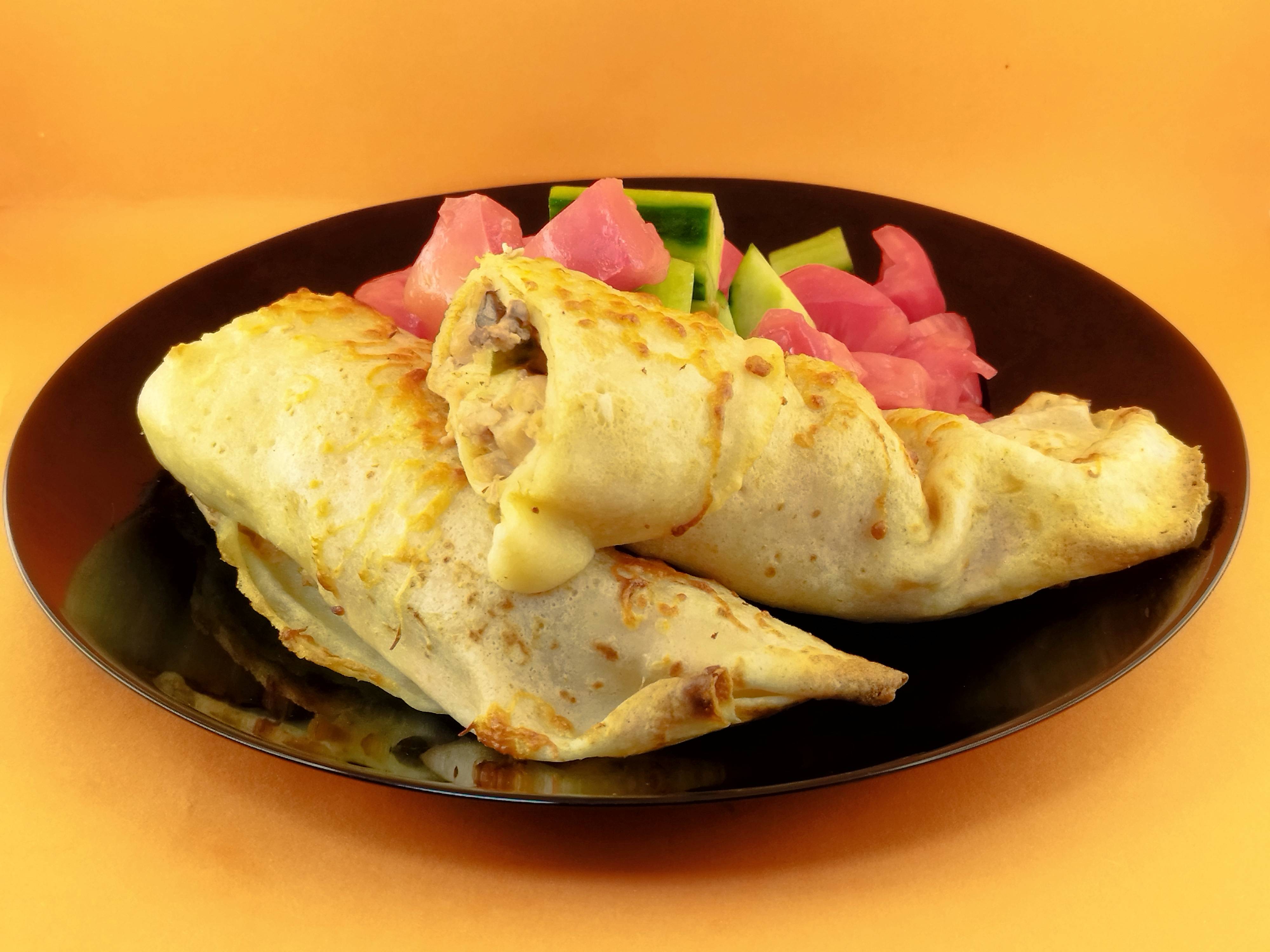 Пиле в палачинка с гарнитура свежа салата