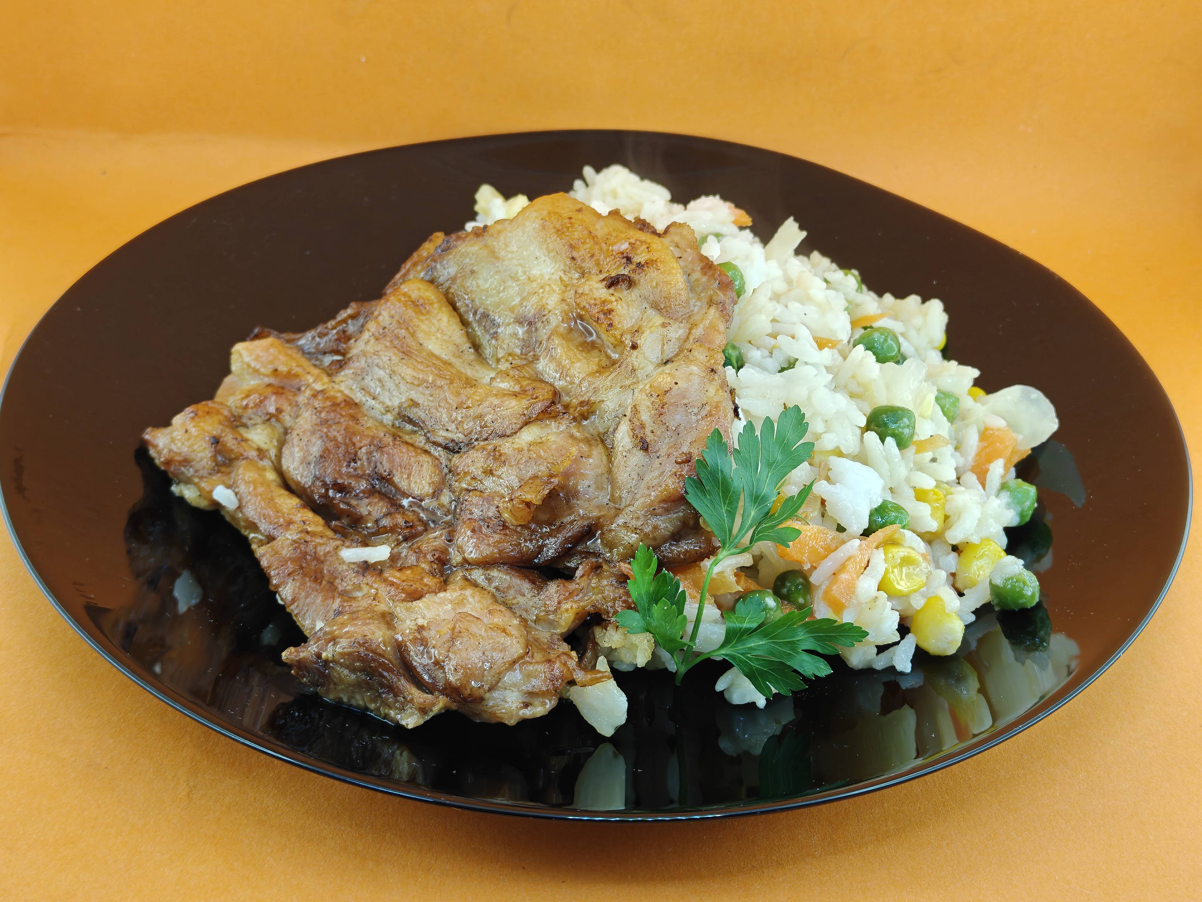 Пилешка пържола от бут на скара с гарнитура ориз със зеленчуци