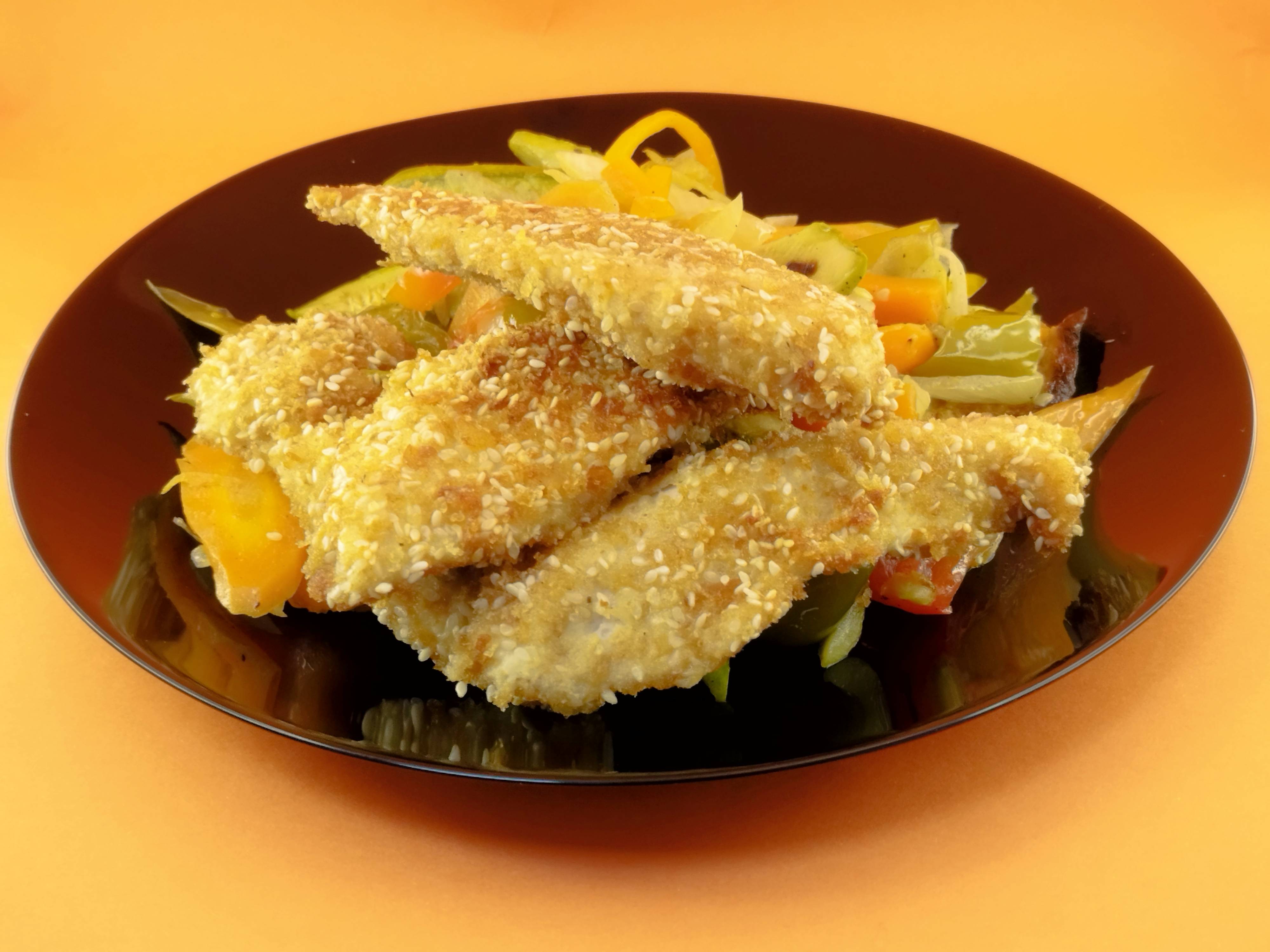 Пилешки филенца със сусам и гарнитура 