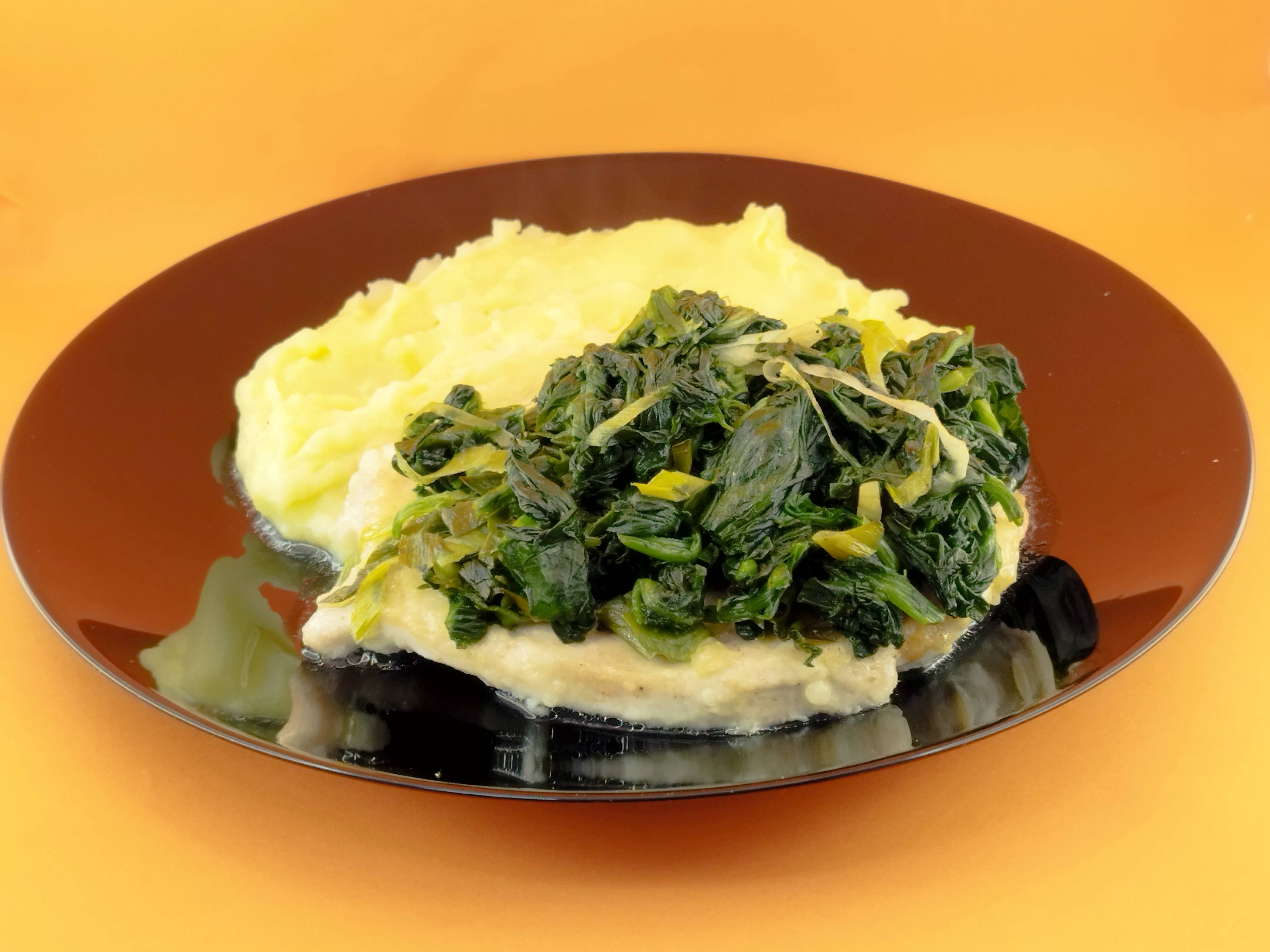 Пилешко филе със  спанак и топено сирене с гарнитура картофено пюре 