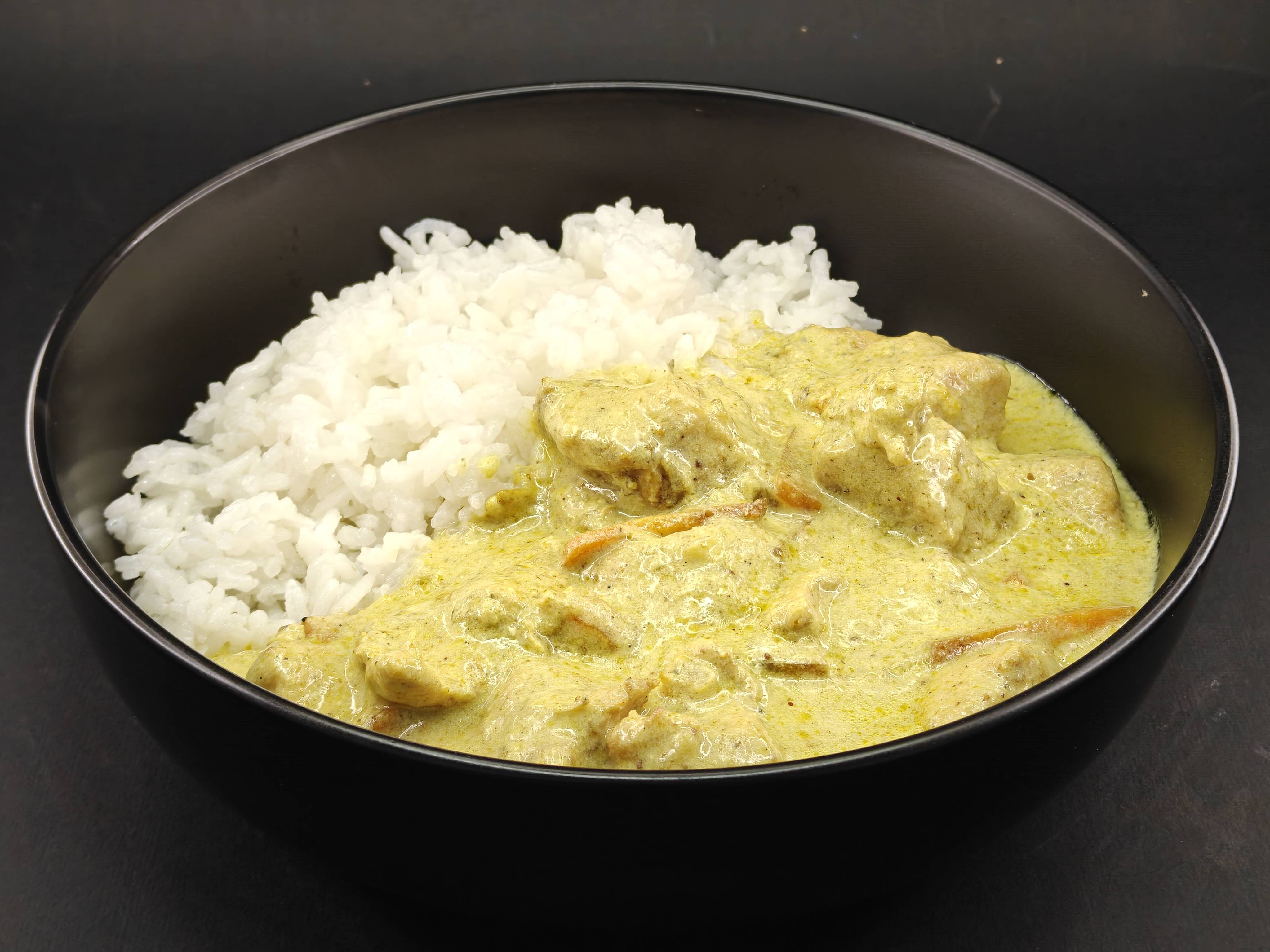 Пуешко с къри сос и гарнитура ориз