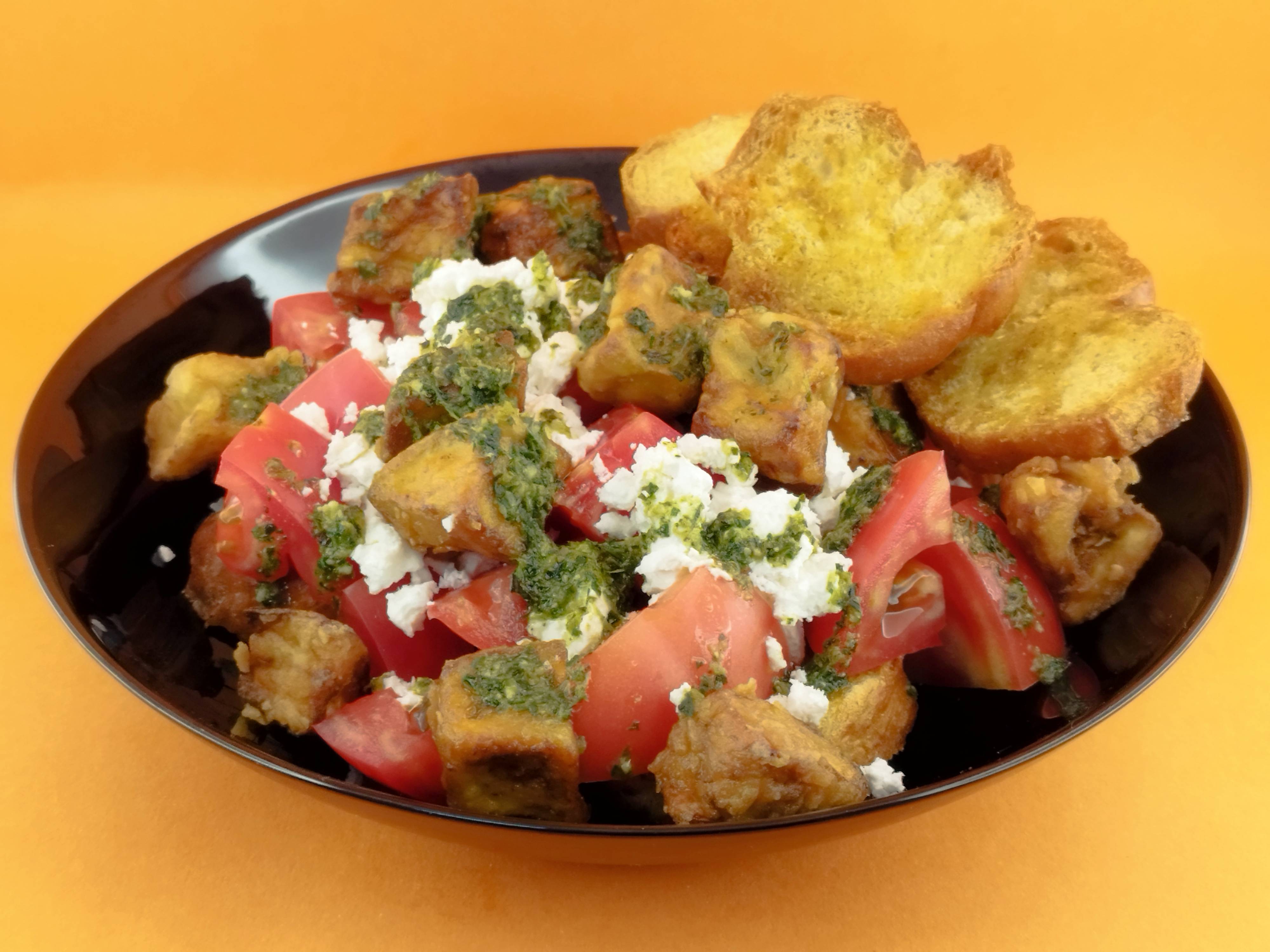 Салата с пържен патладжан,домати и сирене