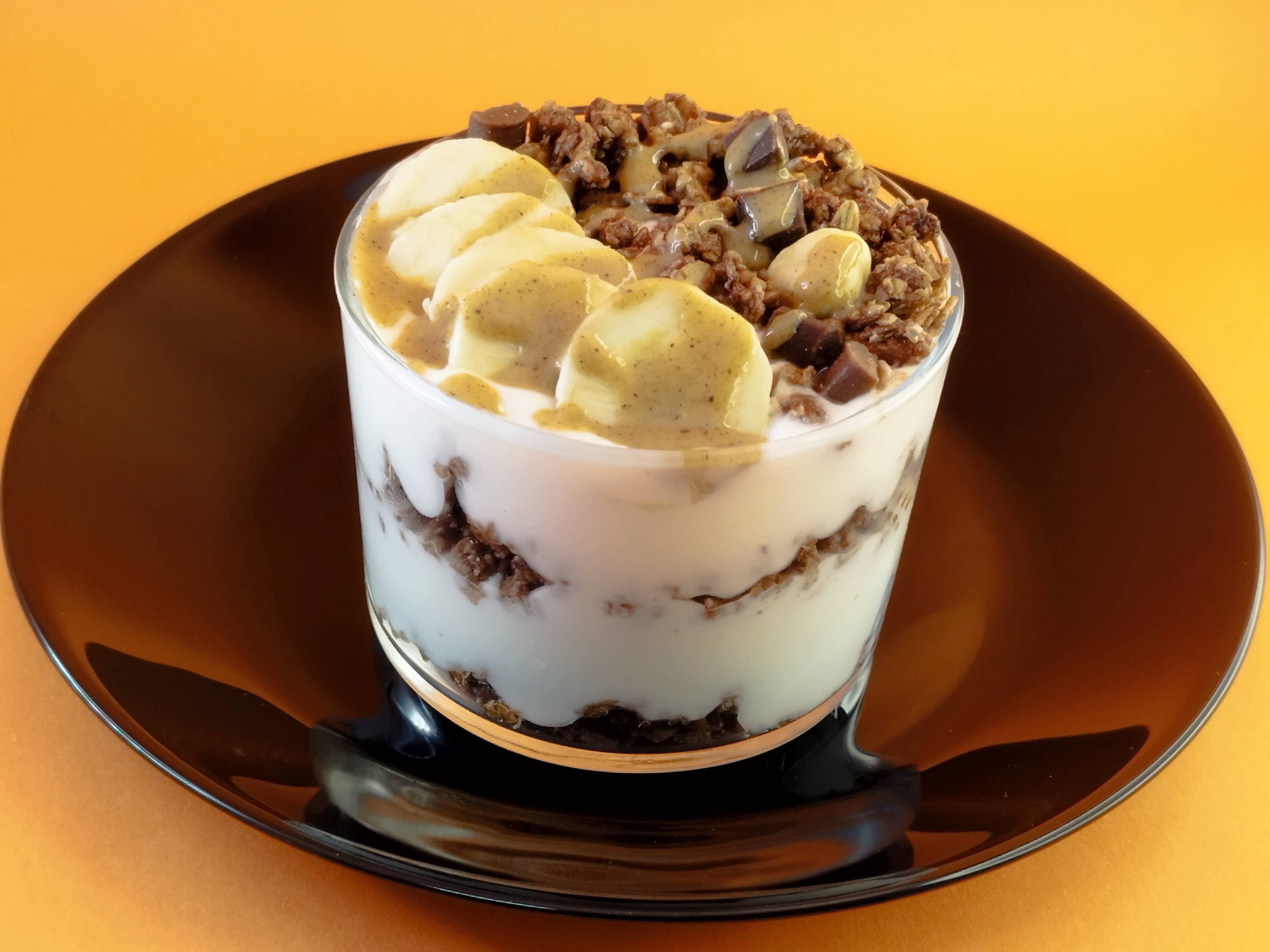 Шоколадово мюсли с банан и тахан