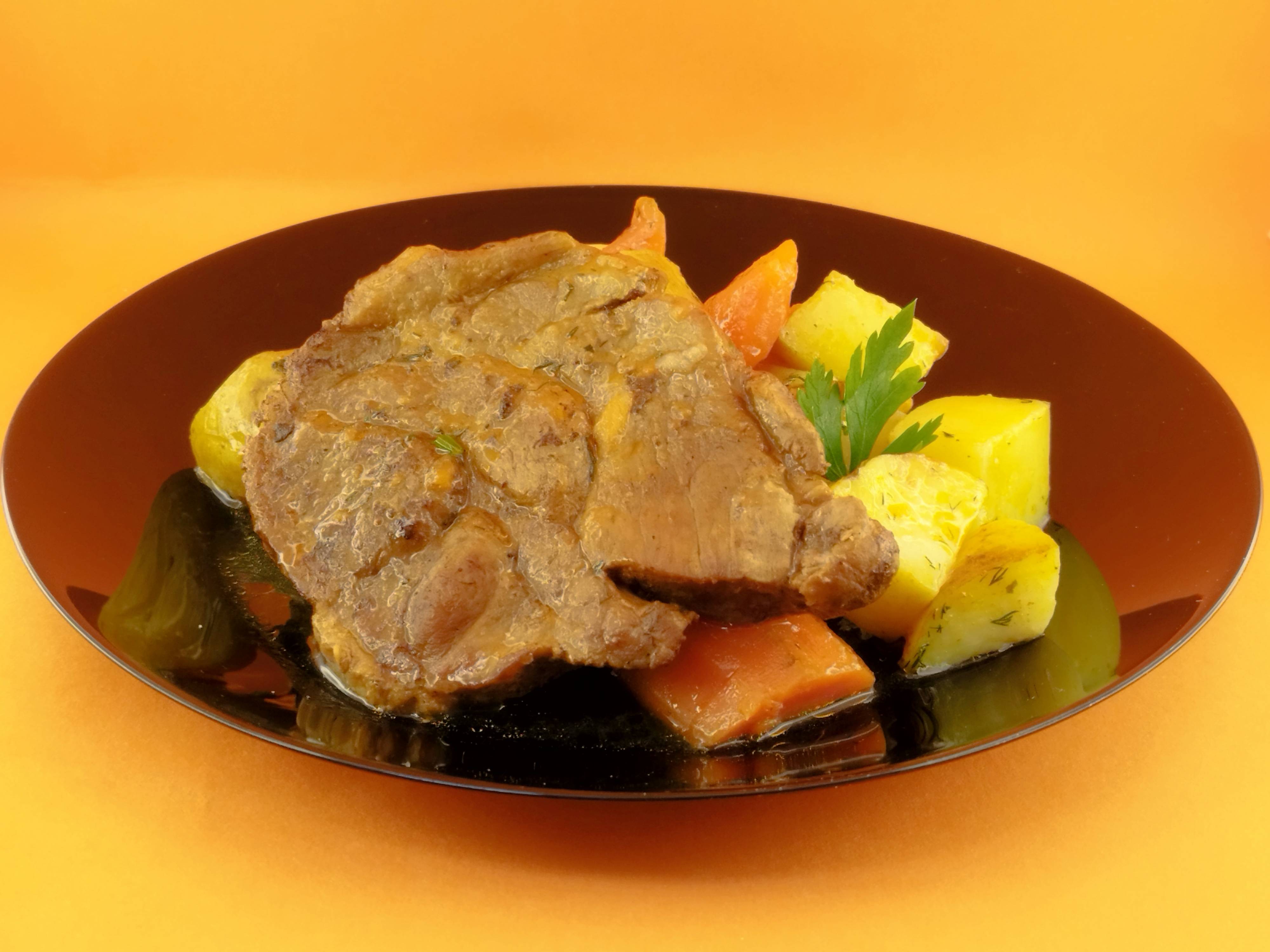 Свинска вратна пържола с гарнитура пикантни картофи 