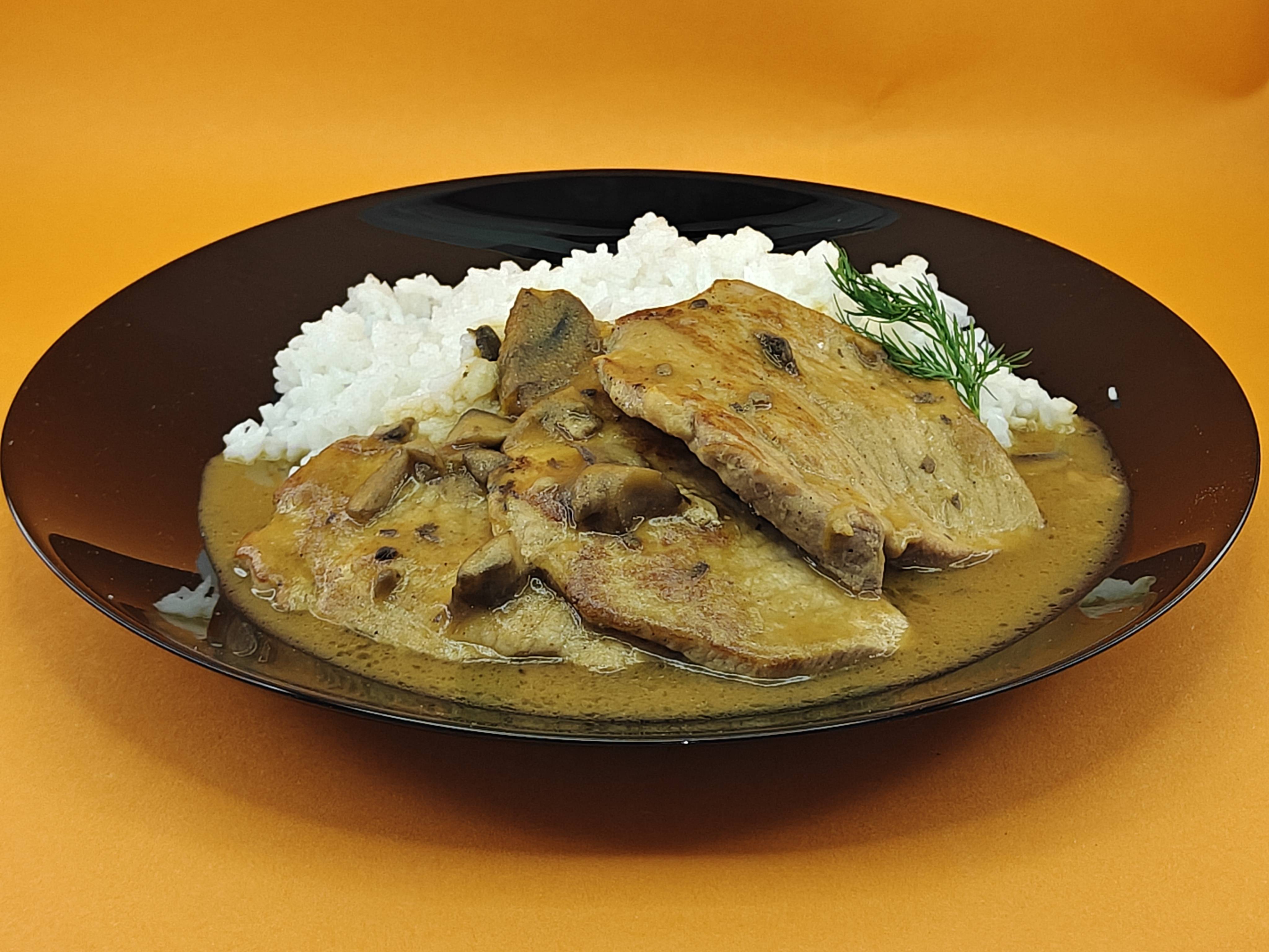 Свински каренца с гъбен сос и гарнитура