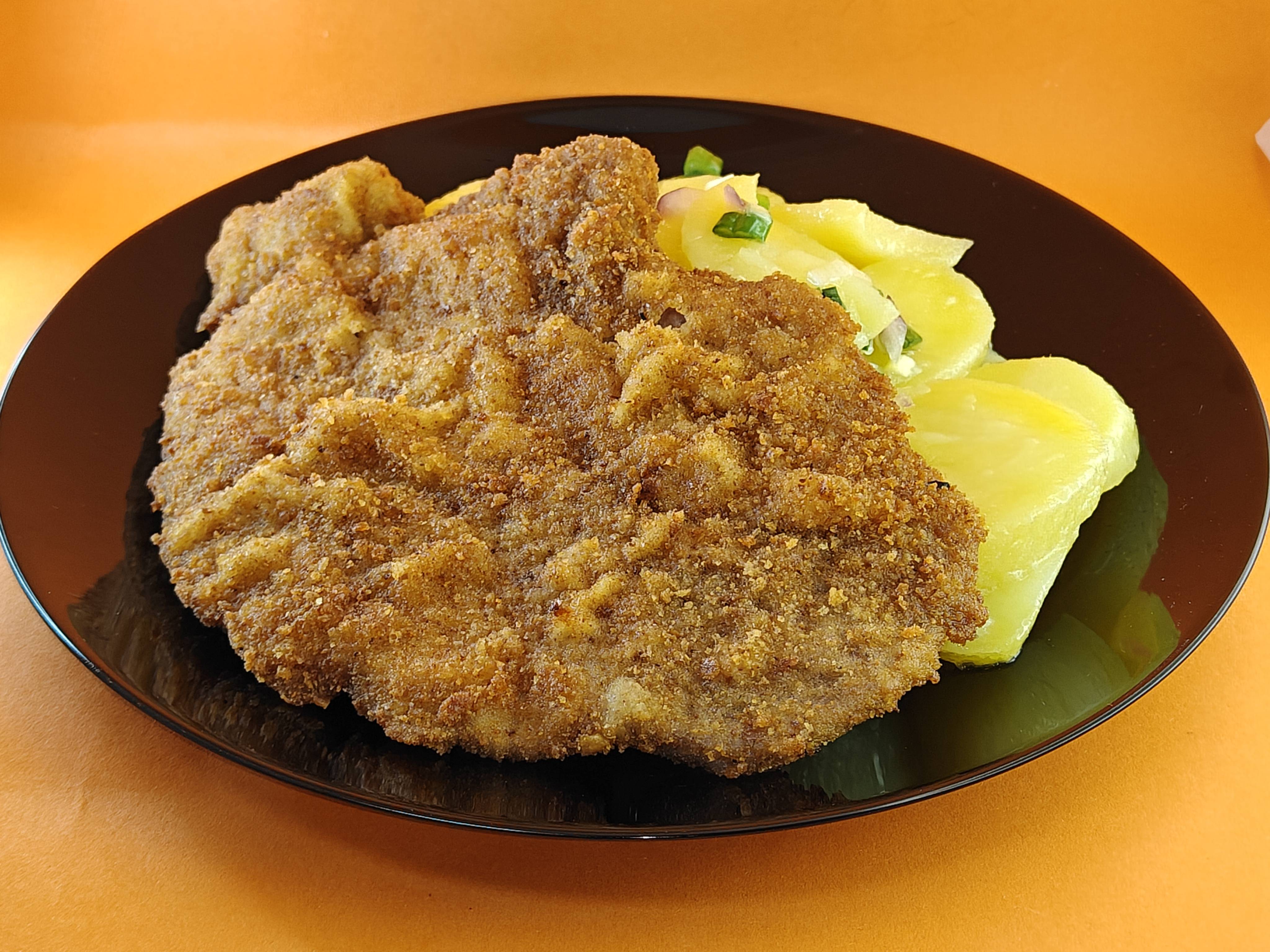 Свински шницел по виенски с гарнитура