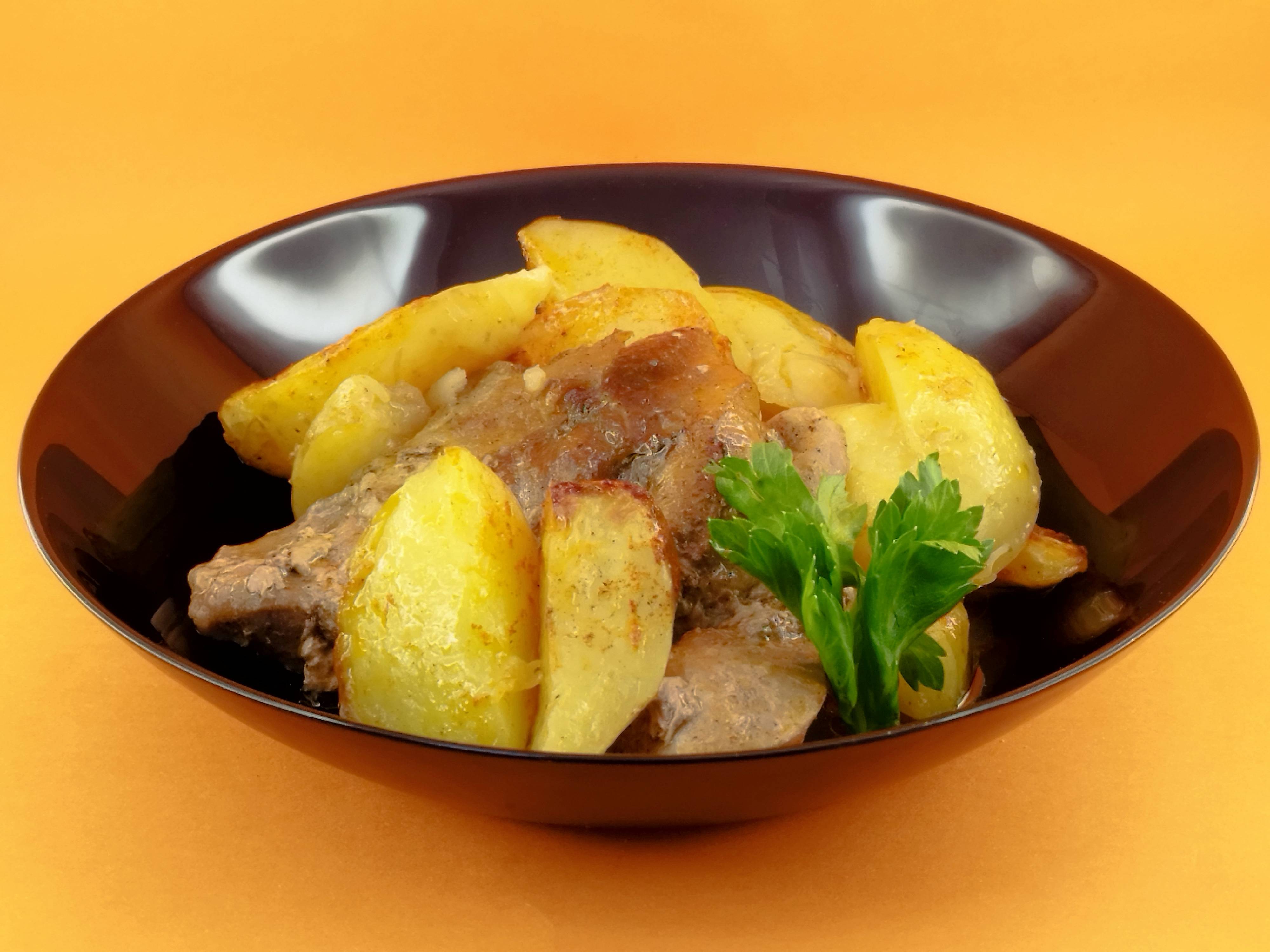 Свинска вратна пържола с пресни картофки 