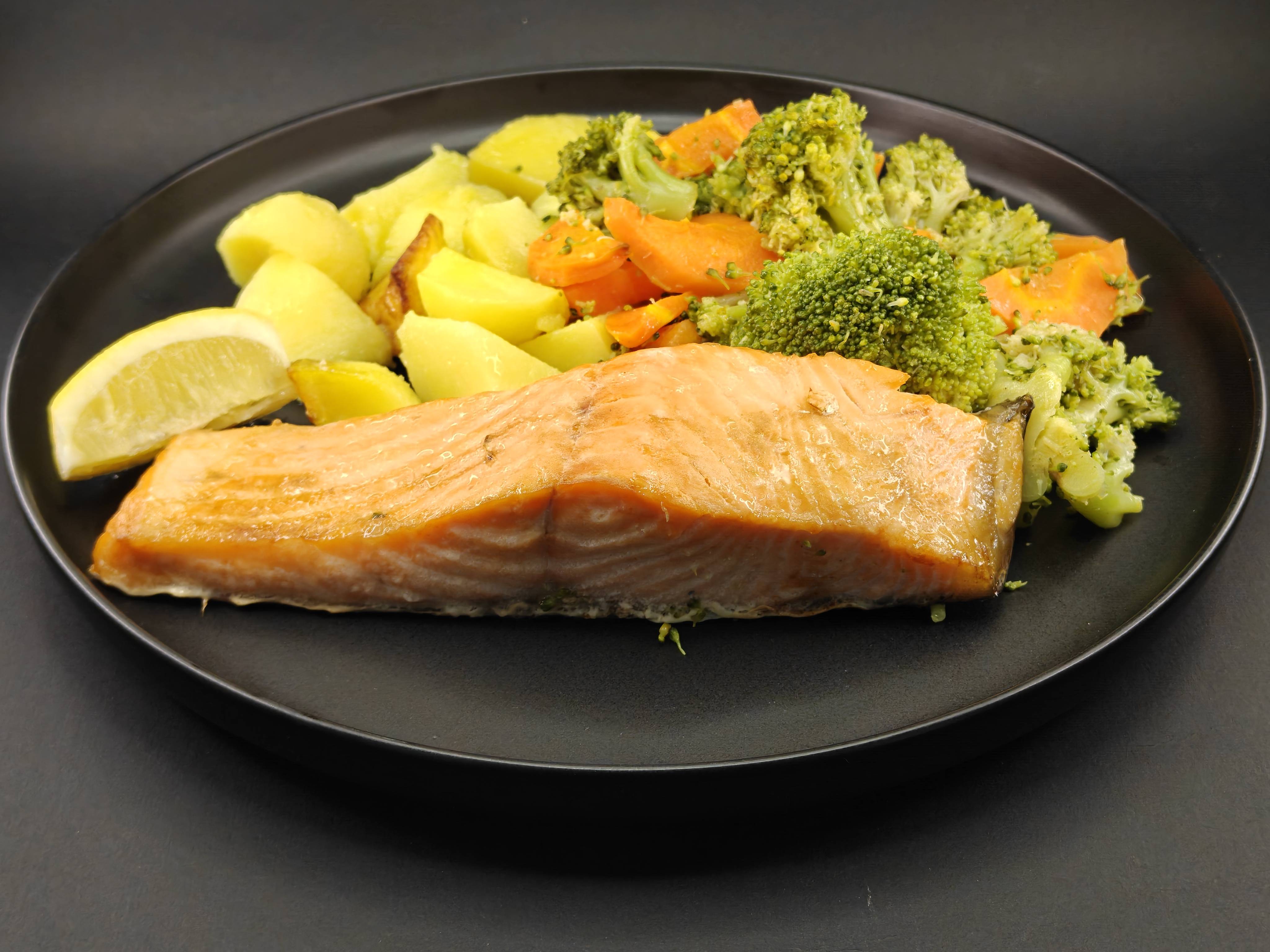 Сьомга филе  на скара с гарнитури