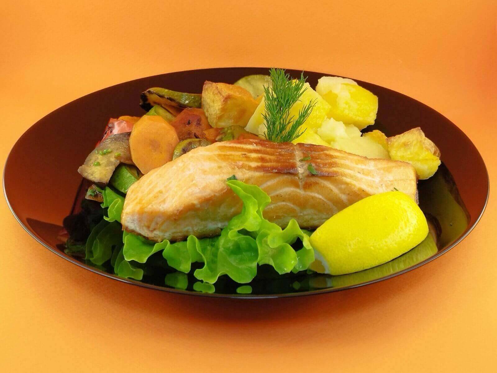 Сьомга филе  на скара с гарнитури