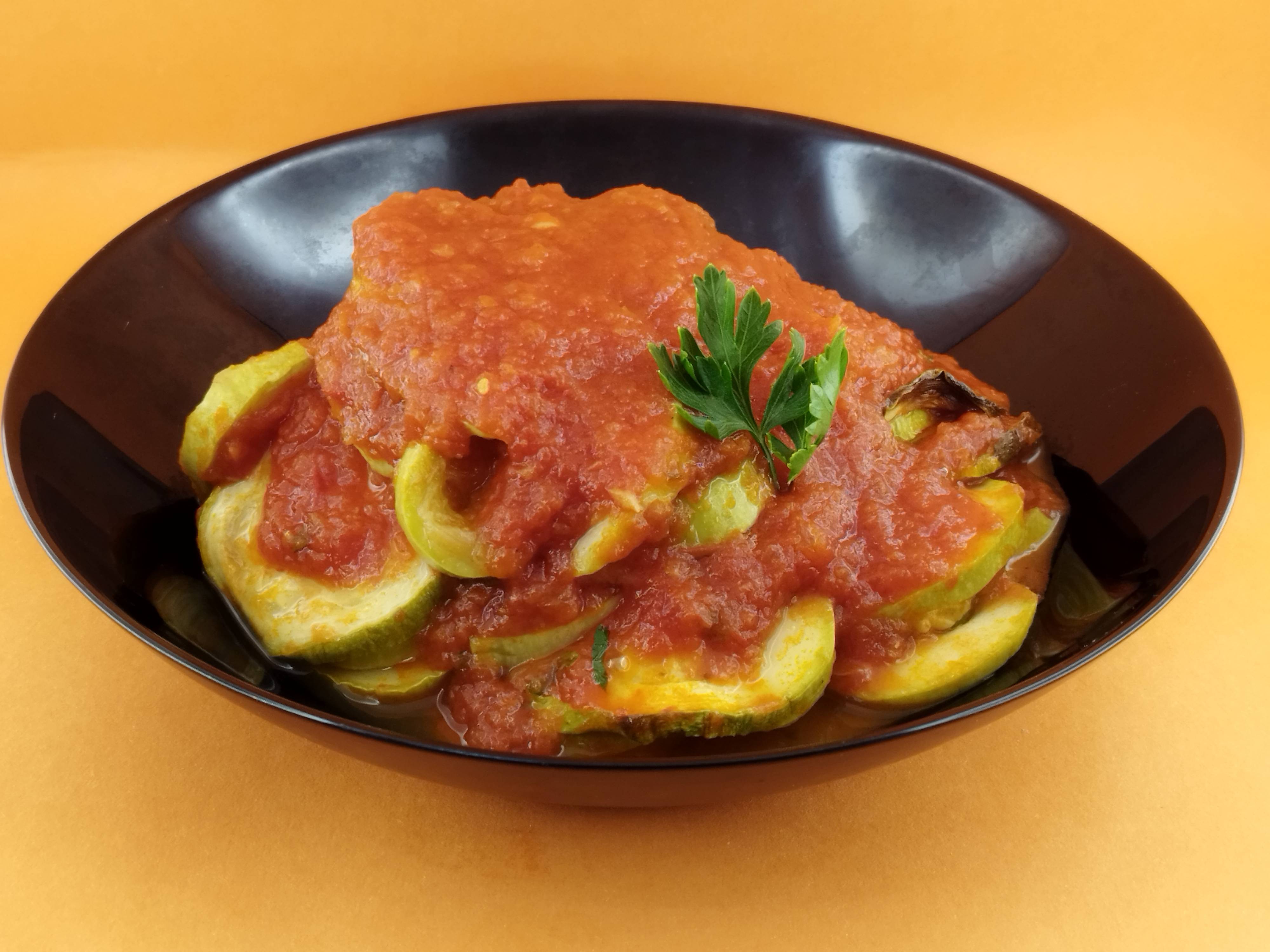 Тиквички с доматен сос