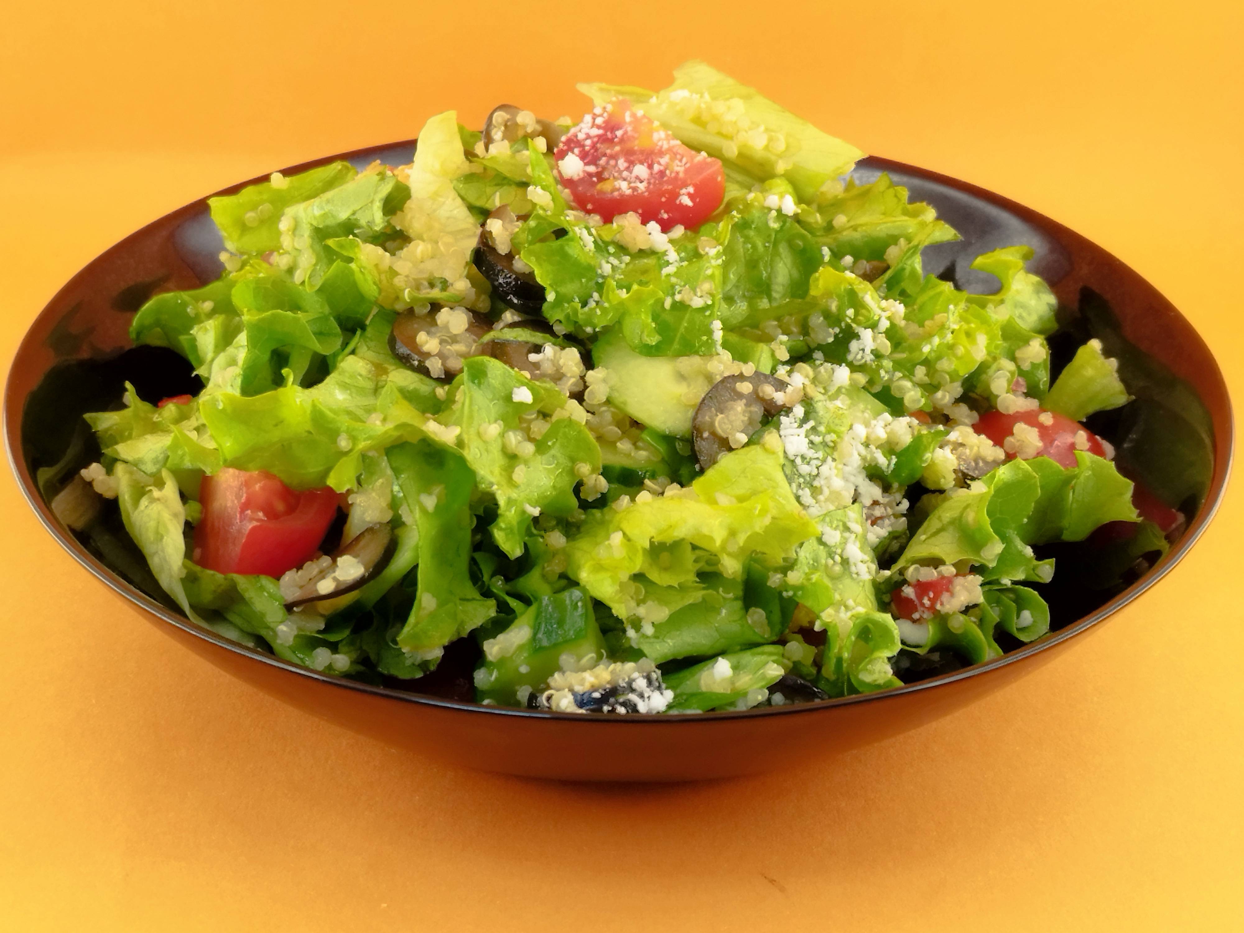 Зелена салата с киноа и зеленчуци